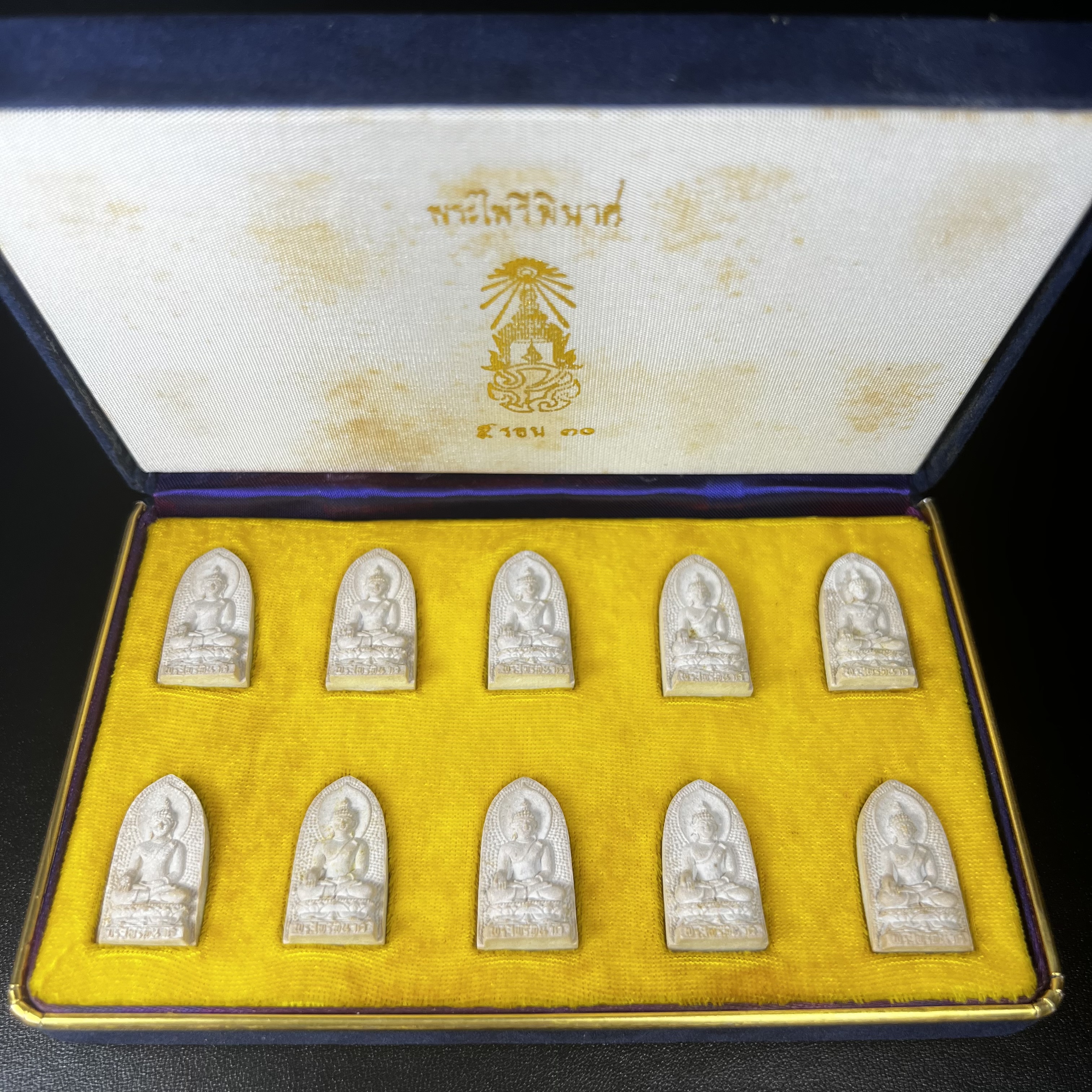 พระไพรีพินาศ ภปร. ครบ 5 รอบ ในหลวงรัชกาลที่ 9 ปี 2530(เนื้อผงพิมพ์ใหญ่) ชุดกรรมการ บรรจุจำนวน 10 องค์ ในกล่อง ตราสัญลักษณ์ ภปร.(ในหลวงรัชกาลที่9เสด็จในพิธีเจิมพระสุหร่าย)พระดี พิธีใหญ่ ประกอบพิธีพุทธาภิเษกพร้อมกับพิธีพระกริ่งปวเรศ ปี2530 วัดบวรนิเวศวิหาร