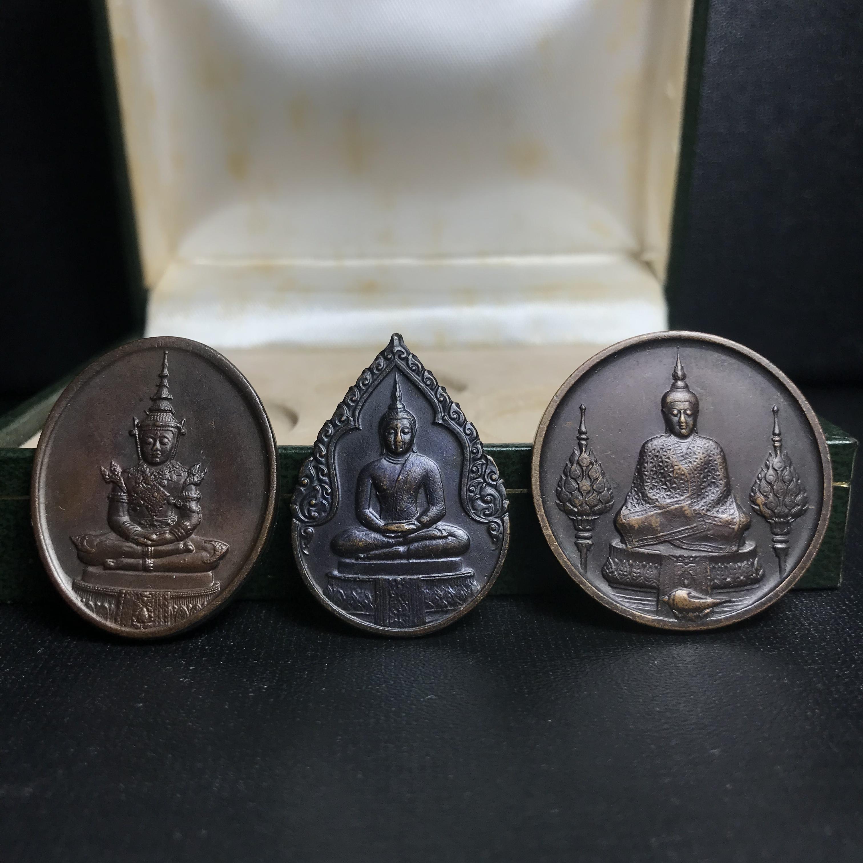 เหรียญพระแก้วมรกตหลัง ภปร ฉลองกรุงรัตนโกสินทร์ครบ 200 ปี พ.ศ.2525 เนื้อทองแดงกล่องบรรจุเดิมครบ3พิมพ์(บล็อกพระราชศรัธา)(ในหลวงรัชกาลที่9 เสด็จในพิธี)