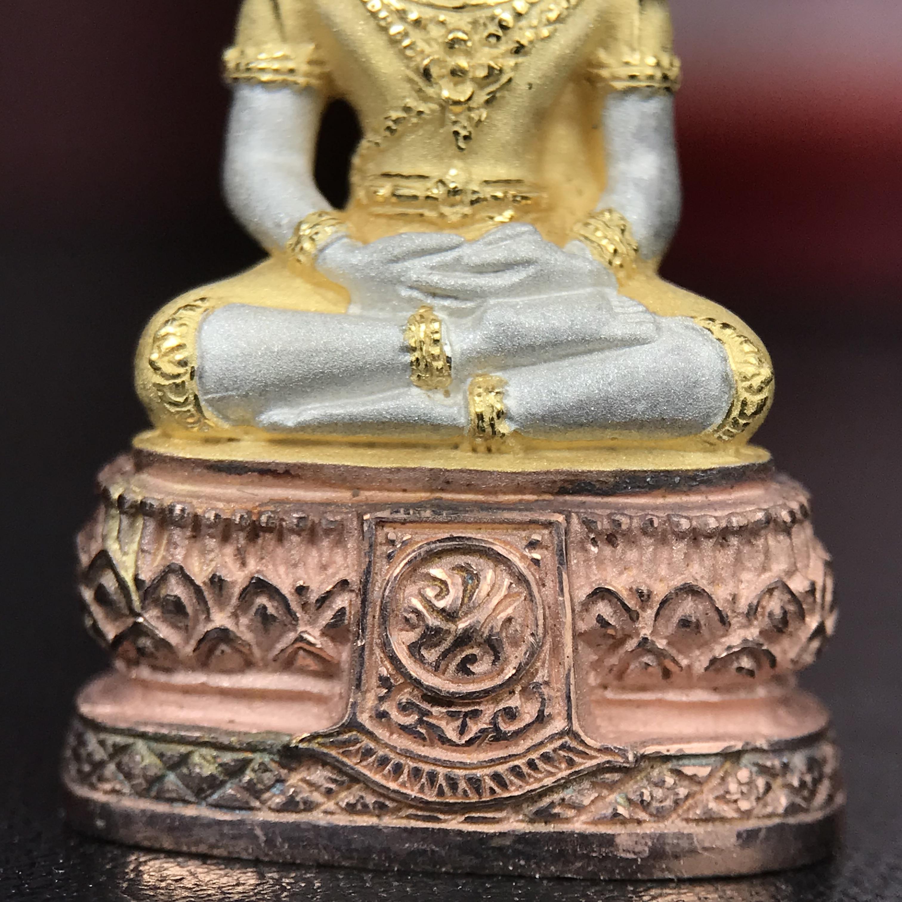 พระแก้วมรกต ภปร.(รุ่นแรก) ปี2545 จัดสร้างในมหาวโรกาส พระบาทสมเด็จพระเจ้าอยู่หัวรัชกาลที่ 9 ครบรอบ 75 พรรษา และฉลองกรุงรัตนโกสินทร์ครบ 220 ปี พิมพ์ลอยองค์ใหญ่ เนื้อเงินบริสุทธิ์ 92.5%(สามกษัตริย์) ขนาด 19*35 มม. พร้อมกล่อง สวยครบสมบูรณ์(องค์หมายเลข ๑๒๑๒)