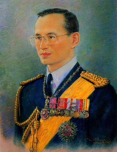 ในหลวงชุดน้ำเงิน