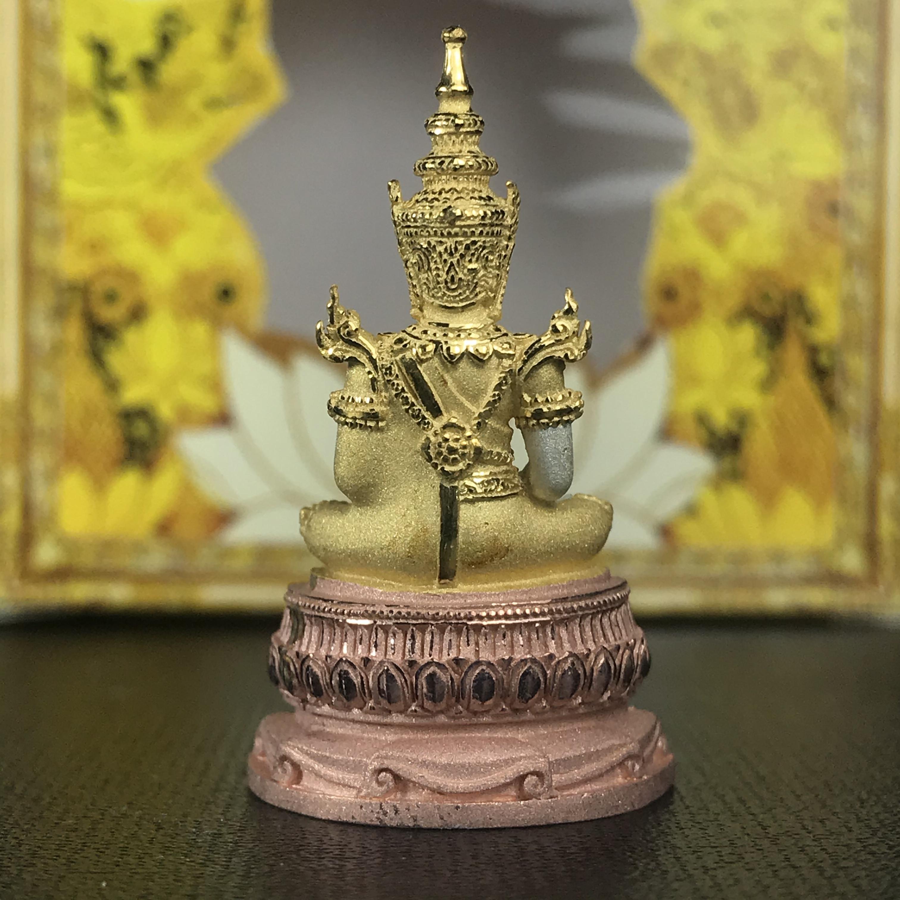 พระแก้วมรกต(จำลอง)ลอยองค์ ขนาดหน้าตัก 1/2 นิ้ว ทรงเครื่องฤดูร้อน เนื้อเงินสามกษัตริย์ ตราสัญลักษณ์ฉลองสิริราชสมบัติ ครบ 60 ปี พ.ศ.2549(สภาพสวย ครบ สมบูรณ์)