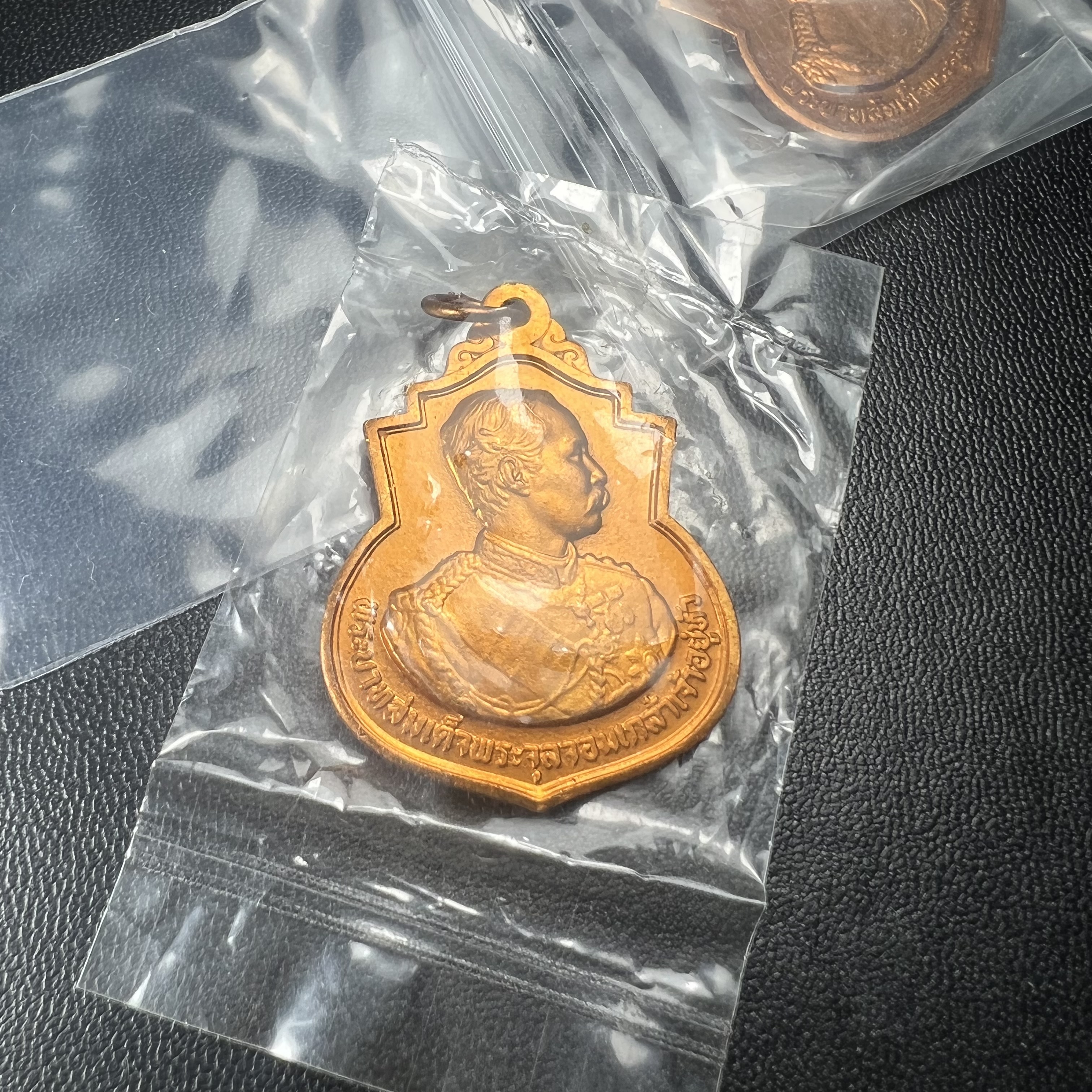 เหรียญที่ระลึกรัชกาลที่ 5 รุ่น ครบ 108 ปี โรงเรียนนายร้อยพระจุลจอมเกล้า ปี 2538 เหรียญเสมาเนื้อทองแดง (คัดสภาพสวยซีนซองเดิม ผิวเดิมสวยมาก) ผลิตโดย กองกษาปณ์ กรมธนารักษ์ สมเด็จพระญาณสังวร สมเด็จพระสังฆราช วัดบวรนิเวศวิหาร ทรงเป็นประธาน(นิยม พิธีใหญ่)