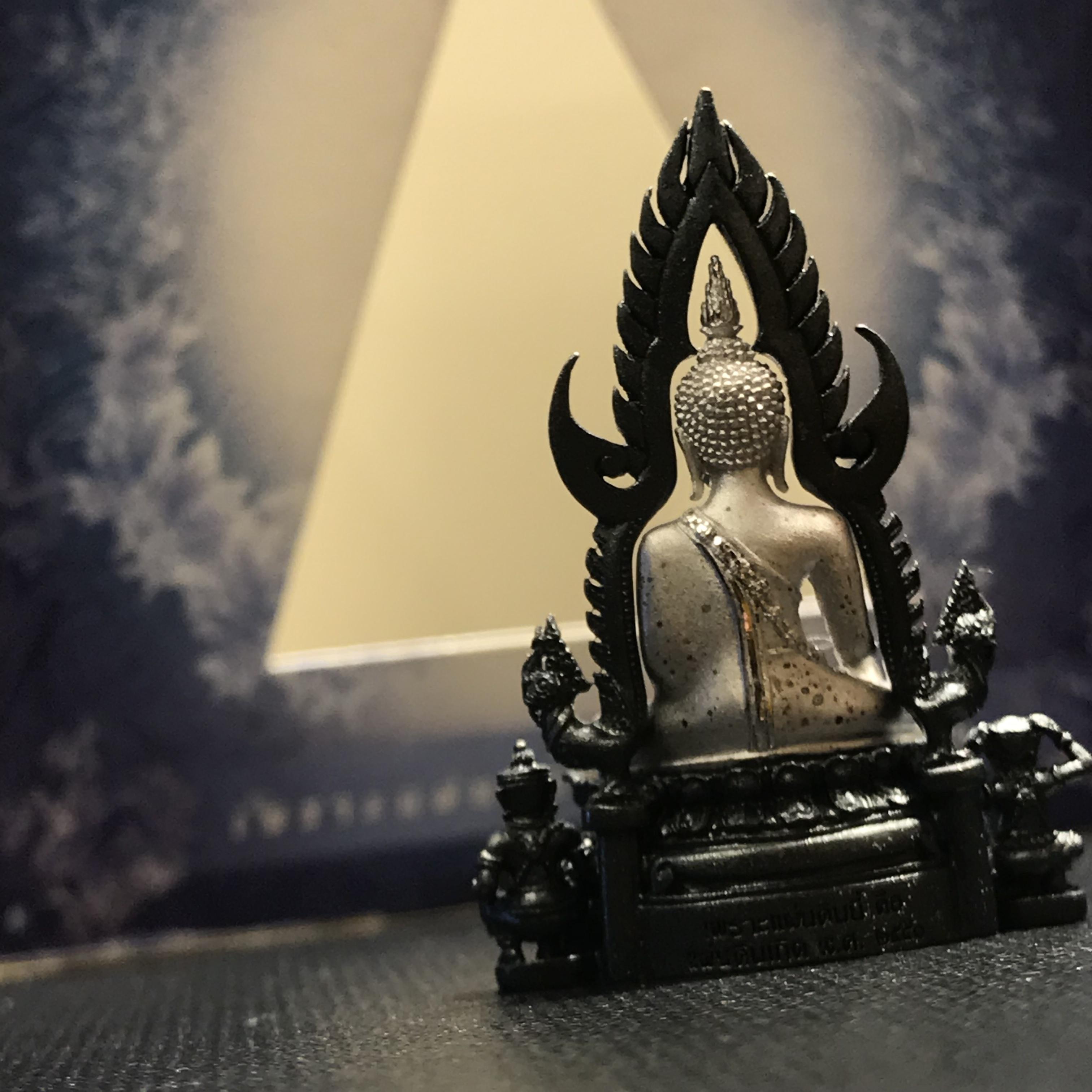 พระพุทธชินราช ภปร โครงการ เพราะแผ่นดินนี้คือแผ่นดินเกิด เนื้อเงินชุบทองคำขาว ซุ้มรมดำ ปี2551 ขนาดหน้าตัก1/2นิ้ว (สวยงามหายาก)