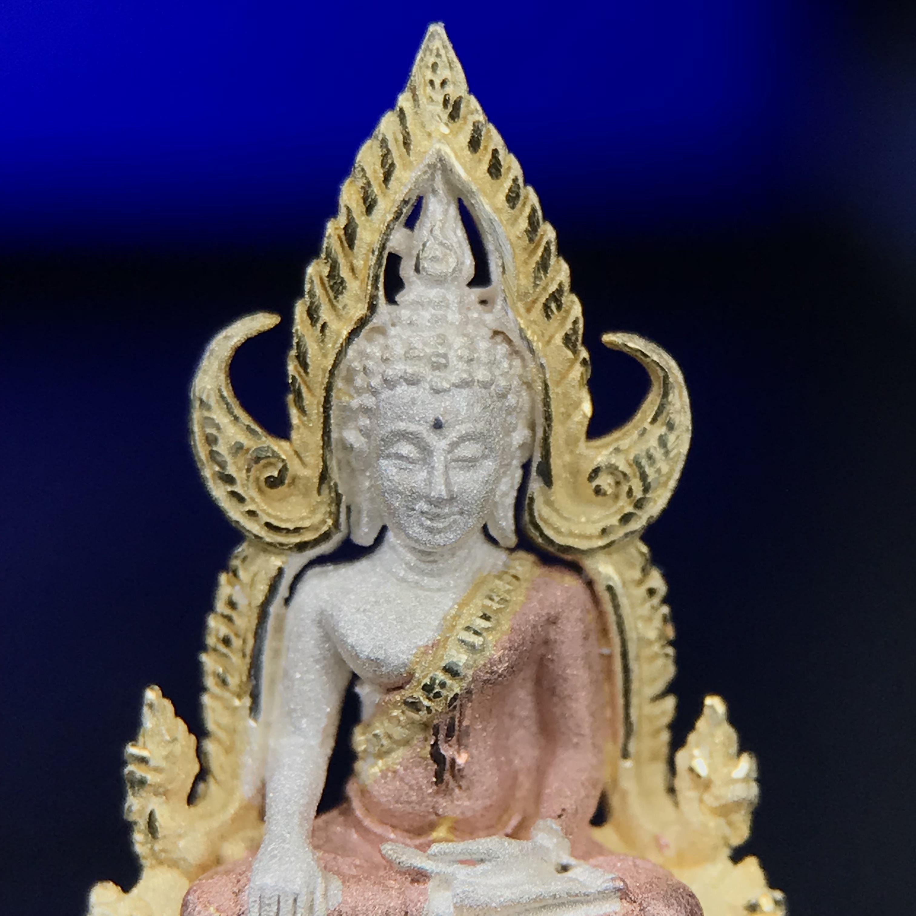 พระพุทธชินราช ภปร. โครงการ เพราะแผ่นดินนี้คือแผ่นดินเกิด เนื้อเงินชุบสามกษัตริย์ ปี2551 ขนาดหน้าตัก1/4นิ้ว(ขนาด1.1x1.6 ซม.) (สวยงามทรงคุณค่า อีกหนึ่งรุ่นยอดนิยมหายาก) (สภาพคัดสวย กล่องบรรจุเดิมครบ)