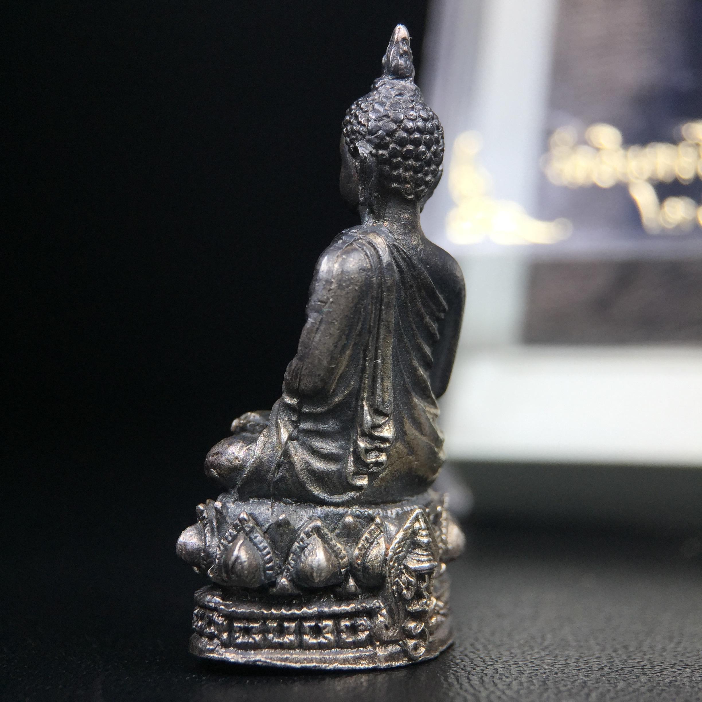 พระกริ่งพรหมรังสี อนุสรณ์ 190 ปี สมเด็จพระพุฒาจารย์ โต วัดอินทรวิหาร ปี2521 เนื้อเงิน(ผิวเดิมเข้มขลัง)พิธีมหาพุทธาภิเษกครั้งยิ่งใหญ่ พิธีสรรพสิทธิชัยไพรีพินาศมหามังคลาภิเษก หมายถึงฤกษ์การปลุกเสกที่เน้นด้านโชคลาภ มีชัยชนะต่อศัตรูการค้า การงาน(รุ่นนี้แนะนำ)