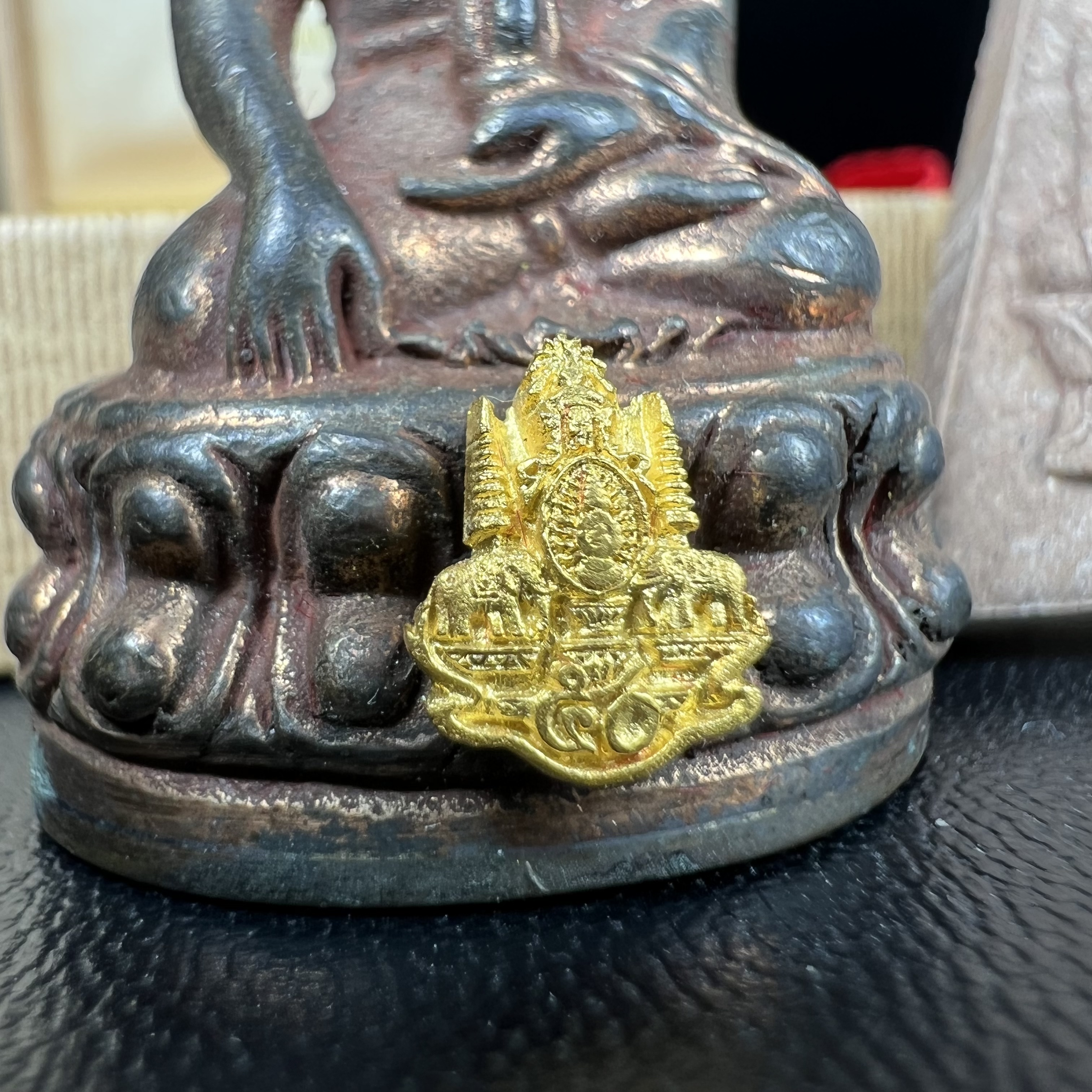 พระกริ่งเจริญโภคทรัพย์ พระพิมพ์จิตรลดา ที่ระลึกโครงการหลวง ปี 2539 ฉลองครองราชสมบัติครบ 50 ปี รัชกาลที่ 9 ตรากาญจนาภิเษกทองคำ(เนื้อทองคำแท้)(ชุดกรรมการหายาก)(1ใน1999ชุด)