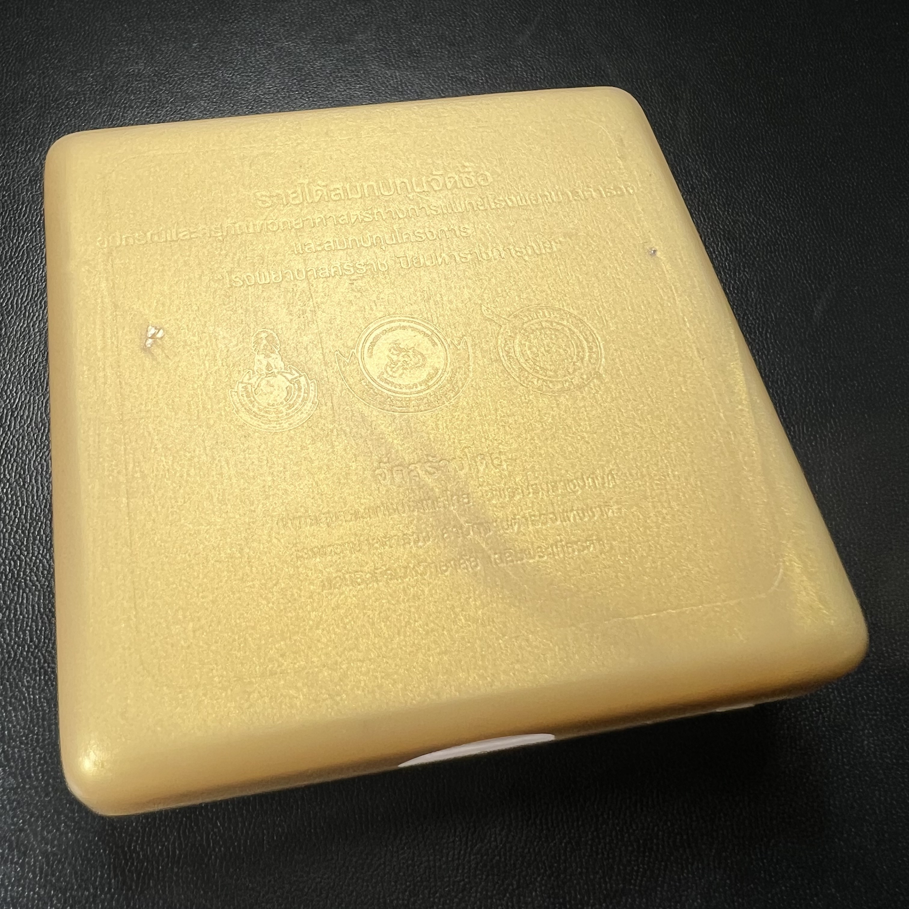 พระพุทธชินราช(จำลอง) ภปร. 84 พรรษา เนื้อเงินชุบทองคำขาว พิมพ์เล็กขนาดหน้าตัก 1/4 นิ้ว (สภาพผิวเดิมสวย ขึ้นสีรุ้งธรรมชาติ แบบนิยม)(พระราชทานมวลสาร จิตรลดาและเส้นพระเจ้า(เส้นผม))พุทธศิลป์ทรงคุณค่าอีกหนึ่งรุ่นยอดนิยม