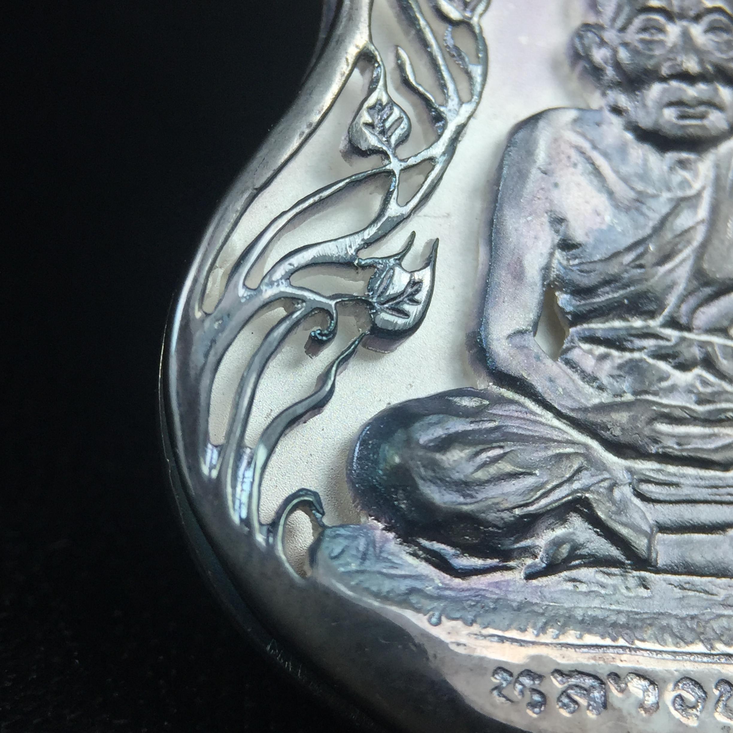 เหรียญหลวงปู่ทวด พระนามาภิไธย สก. แบบงานฉลุโบราณ(HAND MADE) ปี 2544 เนื้อเงิน(ผิวเดิมขึ้นสีรุ้งธรรมชาติสวยมาก) พิธีปลุกเสก ณ อุโบสถวัดช้างให้ และ พิธีมังคลาภิเษก ณ พระอุโบสถ วัดพระศรีรัตนศาสดาราม(วัดพระแก้ว) (1 ใน 2000 เหรียญ)พบเจอน้อยหายากมาก