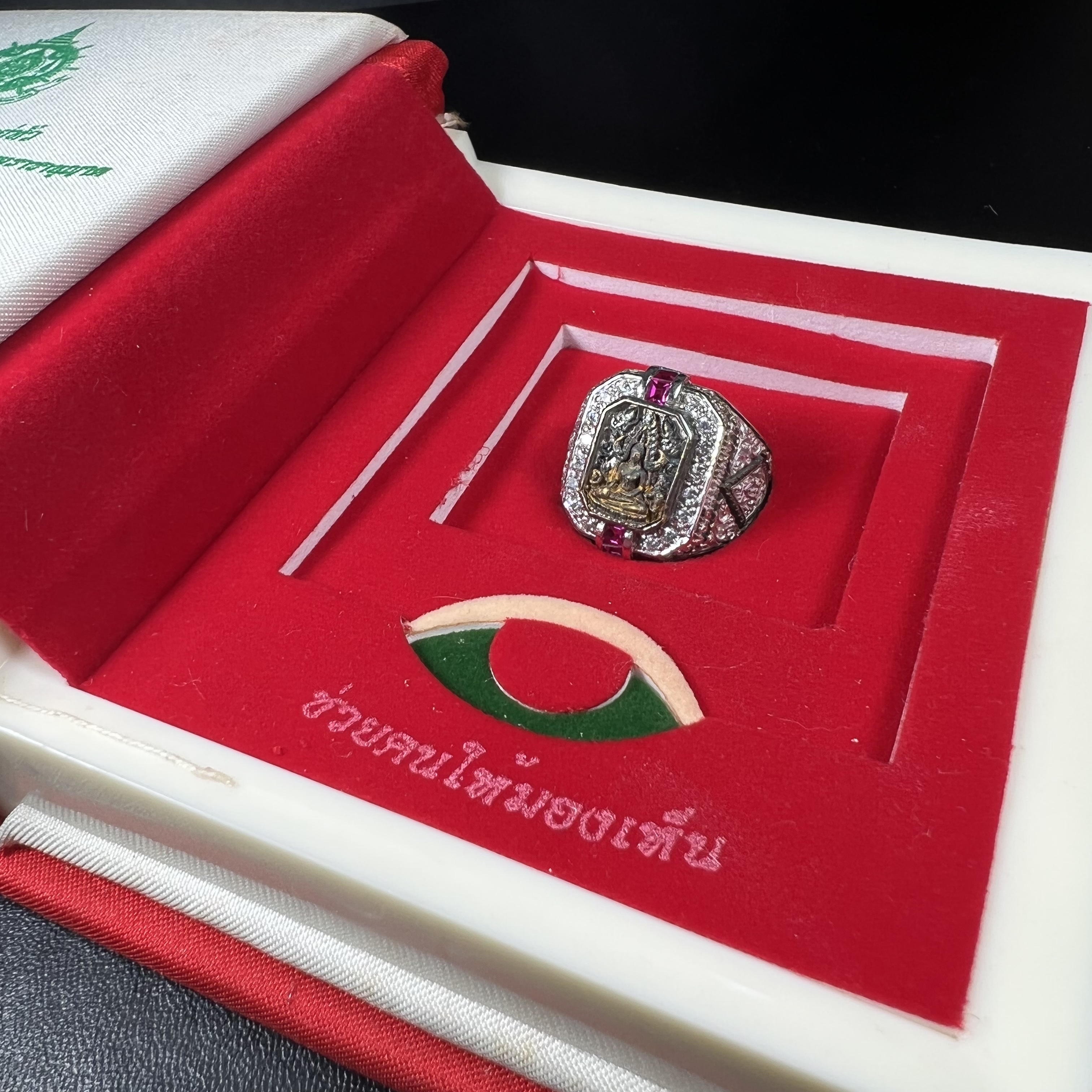 แหวนพระพุทธชินราช ภปร. ในวโรกาสเฉลิมพระชนมายุ6รอบ 5ธันวาคม2542 มูลนิธิพิทักษ์ดวงตาประชาชน จัดสร้าง แหวนเนื้อเงินเคลือบทองคำบริสุทธิ์ประดับเพชร CZ เกรดนอก ตอกโค๊ตและหมายเลข 504(ผลรวมได้ 9 เลขมหามงคลเจริญก้าวหน้าในทุกด้าน) พร้อมกล่องบรรจุเดิมครบ(หายาก)