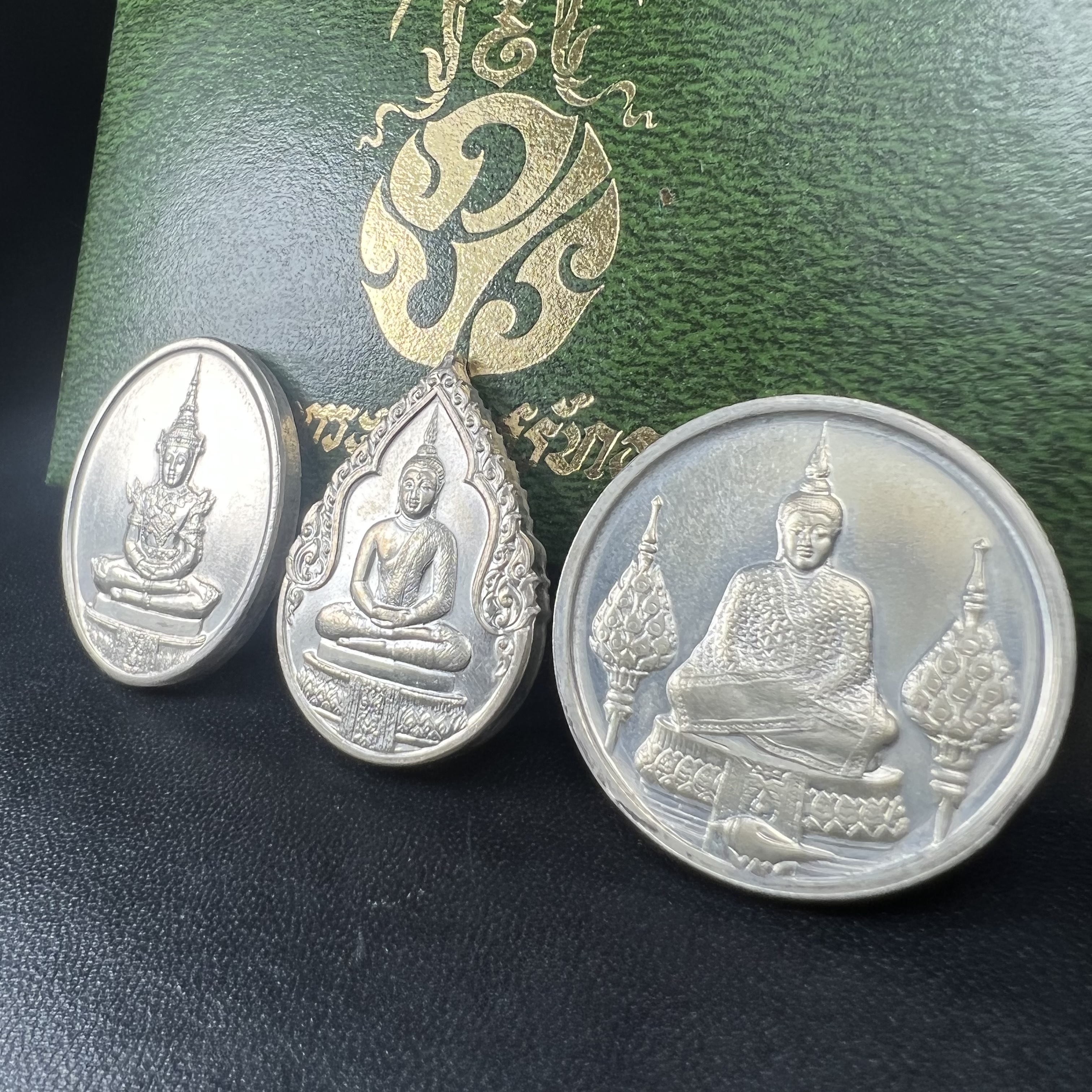 เหรียญพระแก้วมรกตหลัง ภปร ฉลองกรุงรัตนโกสินทร์ครบ 200 ปี พ.ศ.2525 เนื้อเงินกล่องบรรจุเดิมครบ3พิมพ์(บล็อกพระราชศรัธา)(ในหลวงรัชกาลที่9 เสด็จในพิธี)