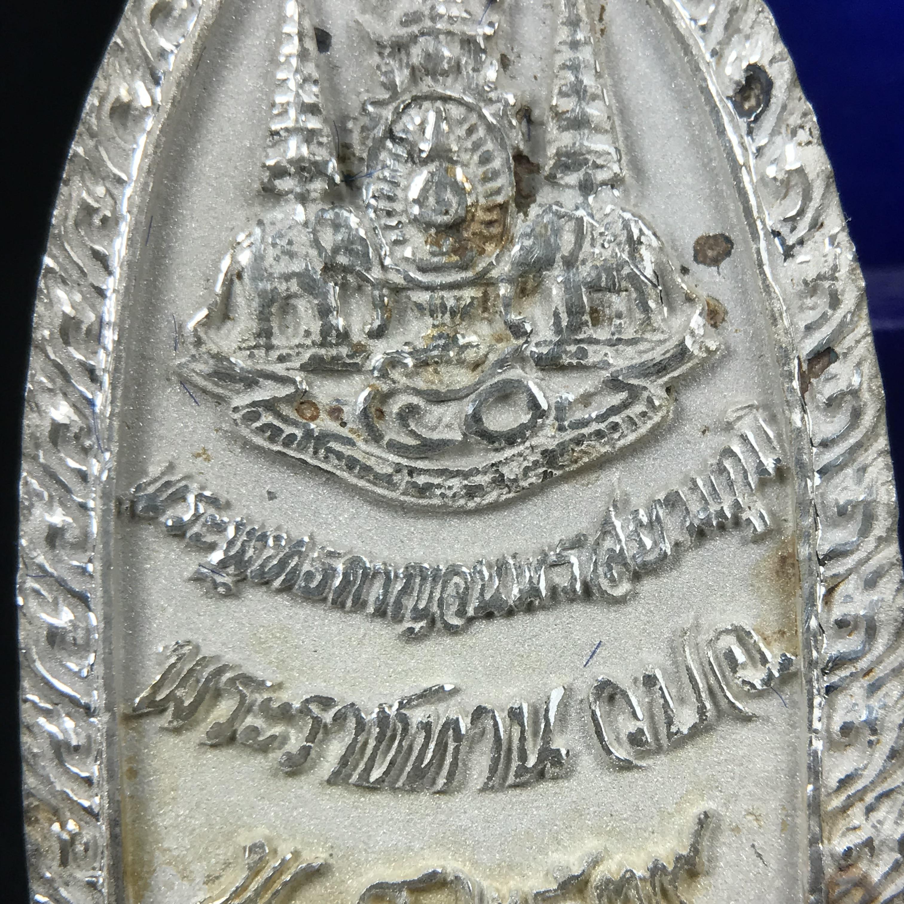 พระพุทธกาญจนพรสยามภูมิ ภปร. ปี 2539 เนื้อเงินพื้นทรายประกาย(ผิวเดิมสวย) พิมพ์ทรงใบขนุน ขนาด3.2ซม. พระพุทธรูปประจำพระชนมวาร รัชกาลที่9 ทรงโปรดเกล้าให้วิทยาลัยป้องกันราชอาณาจักร(วปอ.)สร้างในวโรกาสทรงครองสิริราชสมบัติครบ50ปี พ.ศ.2539(1ใน5000องค์)