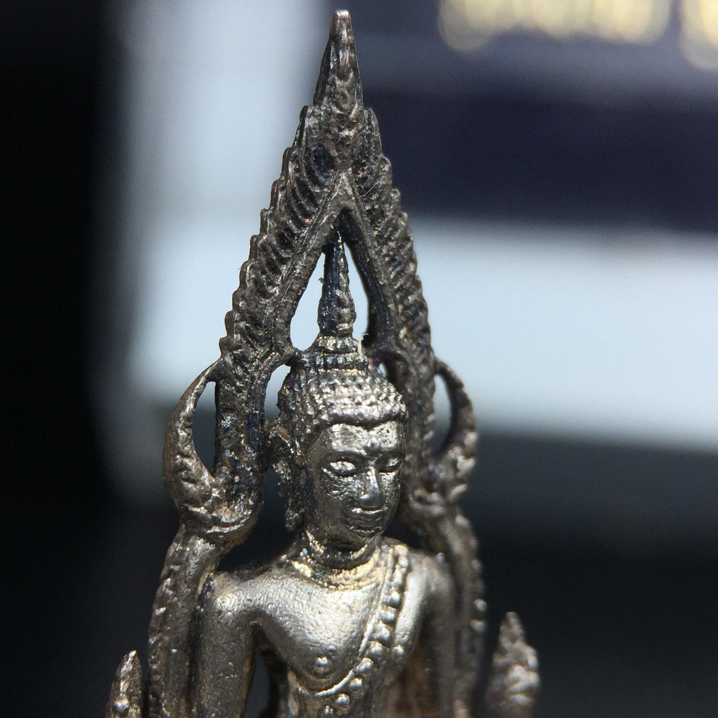 พระกริ่งพุทธชินราช รุ่นพระมาลาเบี่ยง ปี พ.ศ.2520 (รุ่นแรก รุ่นเดียว) วัดพระศรีรัตนมหาธาตุ พิษณุโลก ปี 2520 พิมพ์ใหญ่เนื้อเงิน(ผิวเดิมสวยติดรุ้งนิดๆผิวขึ้นน้ำทองสวยมีเสน่ห์ตามกาลเวลา)พิธีใหญ่ เกจิในยุคร่วมเสกมากมาย(องค์หมายเลขสวย เลขเบิ้น เลขคู่ ๕๕๓๓)