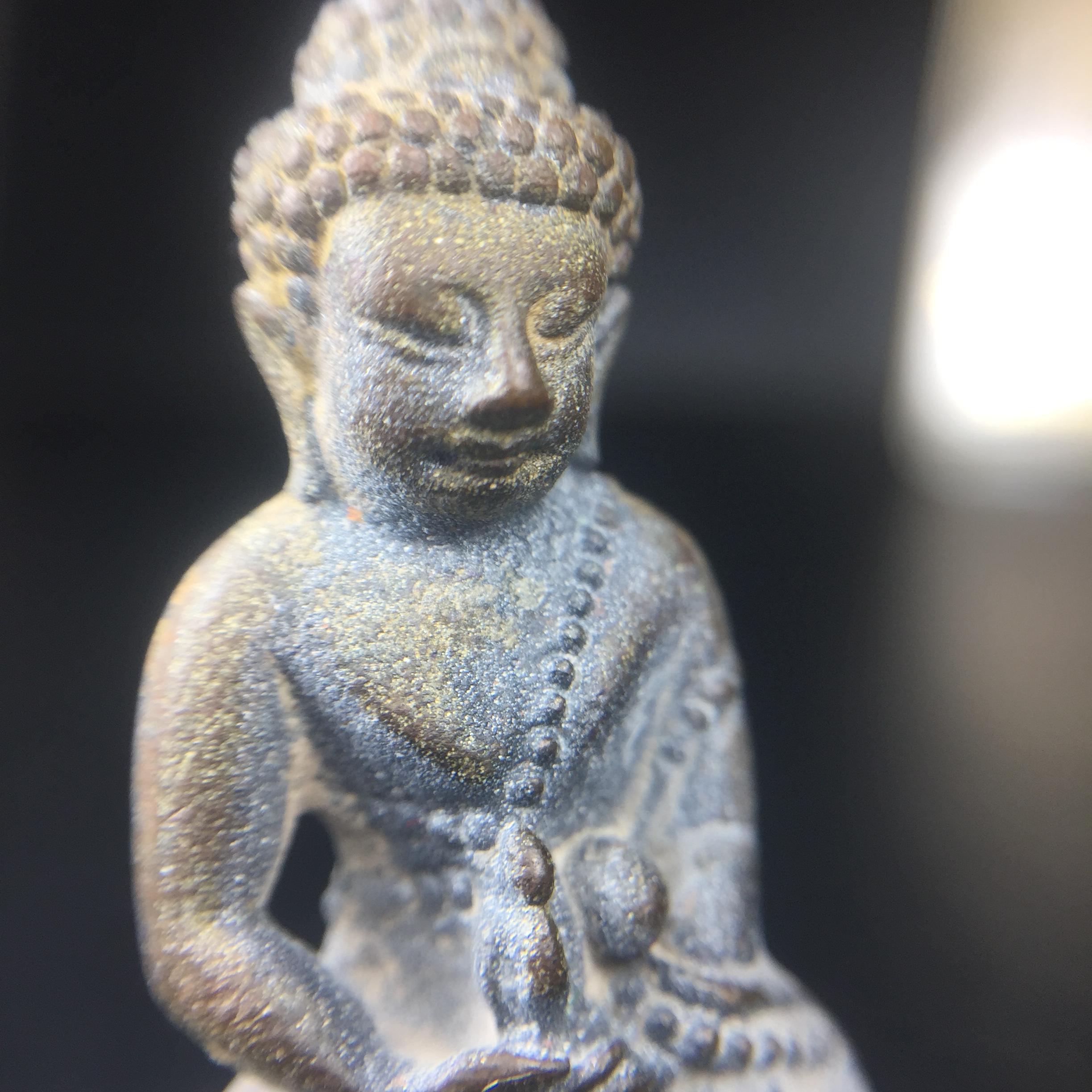 พระกริ่งชินบัญชรฉลองพระชันษา 100 ปี สมเด็จพระญาณสังวร วัดบวรนิเวศวิหาร ปี 2556 เนื้อนวโลหะผสมทองคำก้นทองแดง พิธีใหญ่ มวลสารเด่น นิยม(1 ใน 2556 องค์)