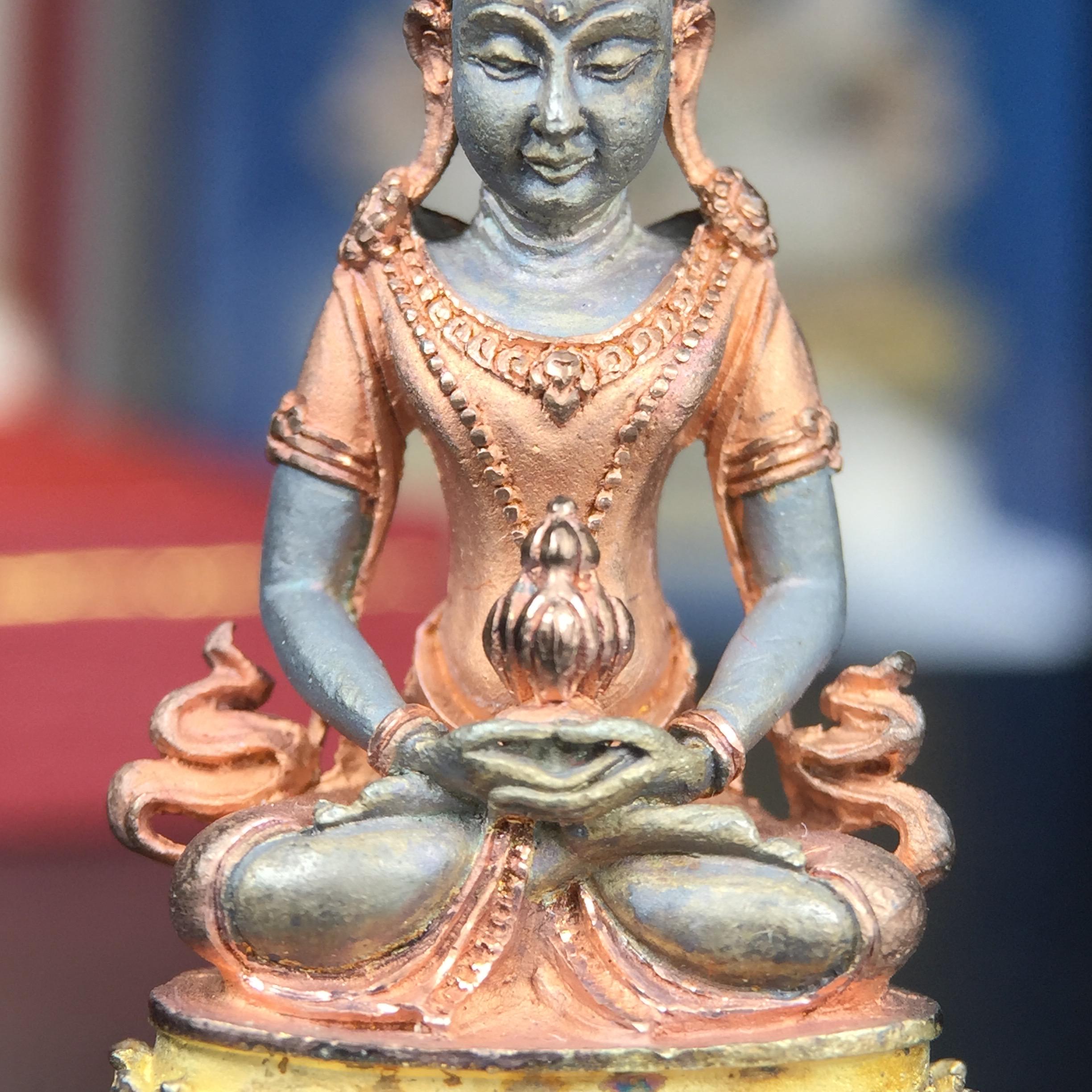 พระกริ่งอวโลกิเตศวร ( เจ้าแม่กวนอิม ) วัดโพธิ์แมนคุณาราม รุ่นอุดมโภคทรัพย์ พ.ศ.2539 เนื้อเงิน 3 กษัตริย์ พ่นทราย(ผิวเดิม ขึ้นสีรุ้งธรรมชาติ แบบนิยม เสน่ห์ของพระเนื้อเงิน) (พร้อมกล่องบรรจุการ์ดใบรับรองเดิมครบ) (อีกหนึ่งรุ่นยอดนิยม พุทธศิลป์สวยงดงาม)