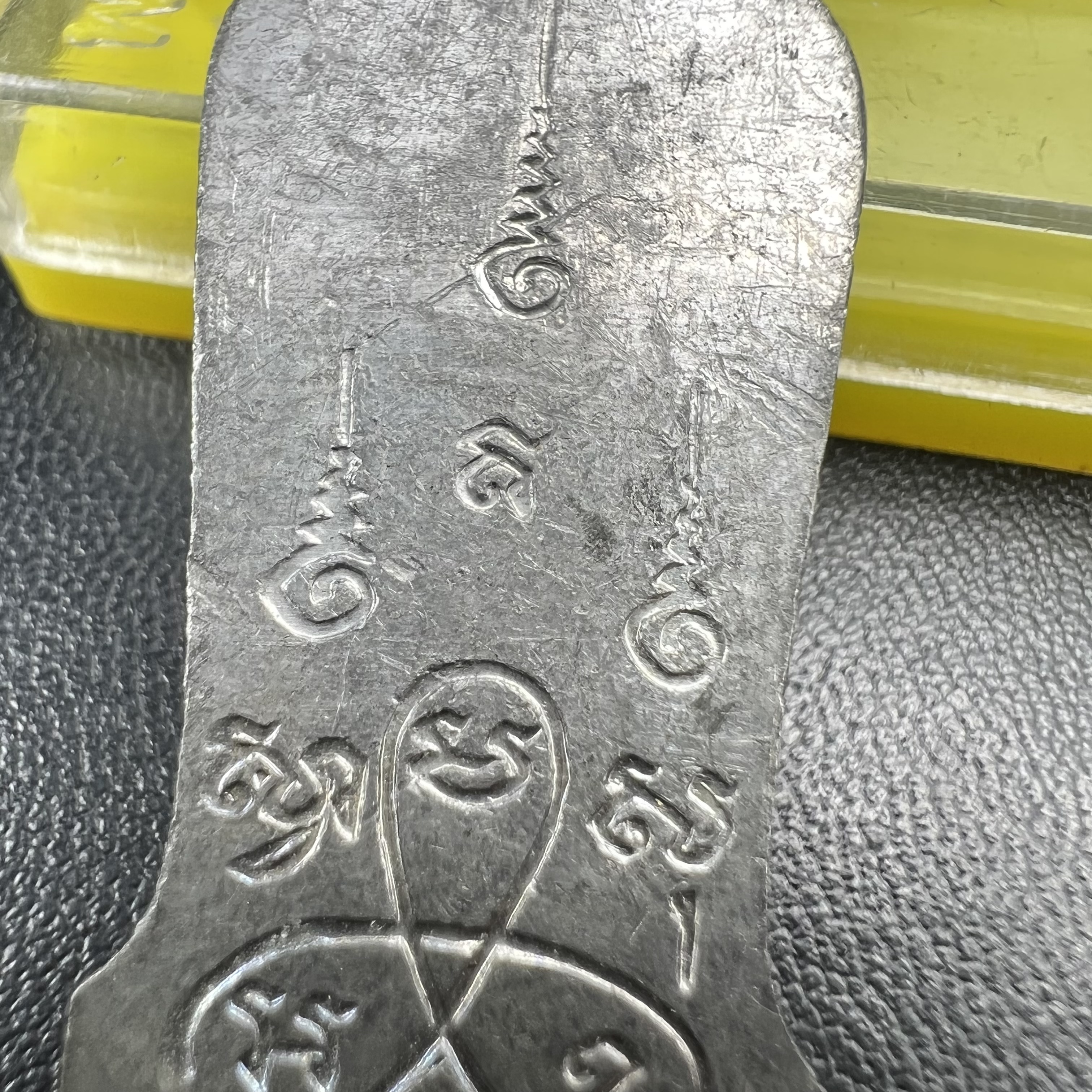 เหรียญพระลีลา 25 พุทธศตวรรษ ปี2500 เนื้อชินดีบุก(พิมพ์หางหงส์ บล็อกมีเขี้ยว)(พระดี พิธีใหญ่ ในหลวง ร.9 เสด็จร่วมพิธี)