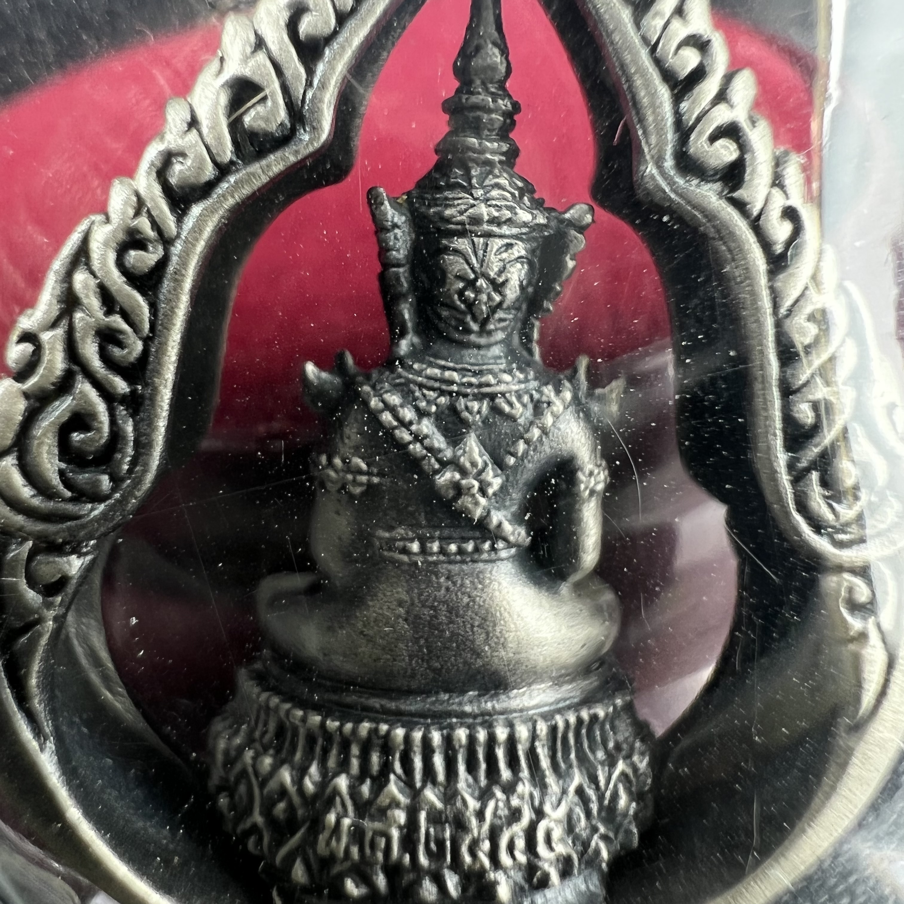 พระแก้วมรกต ภปร.(รุ่นแรก) ปี2545 รุ่นฉลองกรุงรัตนโกสินทร์ครบ 220 ปี พิมพ์ลอยองค์ทรงหยดน้ำ เนื้ออัลปาก้า ชุบเงินลงดำ ขนาด 18*27 มม. พร้อมครอบตั้งโชว์เดิม องค์พระซีนซองเดิม สวยครบสมบูรณ์