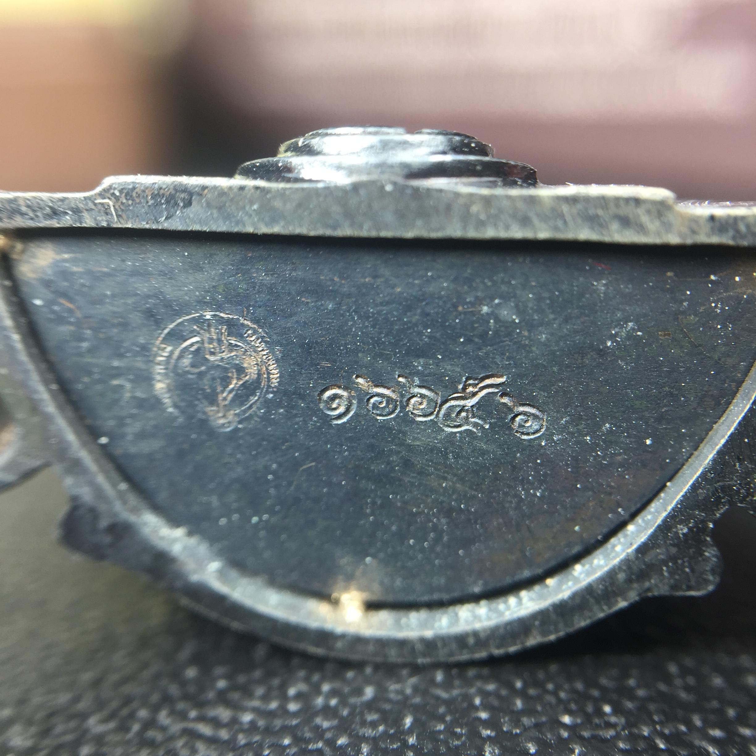 พระพุทธชินราช ภปร. โครงการ "เพราะแผ่นดินนี้ คือ แผ่นดินเกิด" ปี2548(รุ่นแรก) ลอยองค์ หน้าตัก 1/2 นิ้ว เนื้อเงินรมดำ