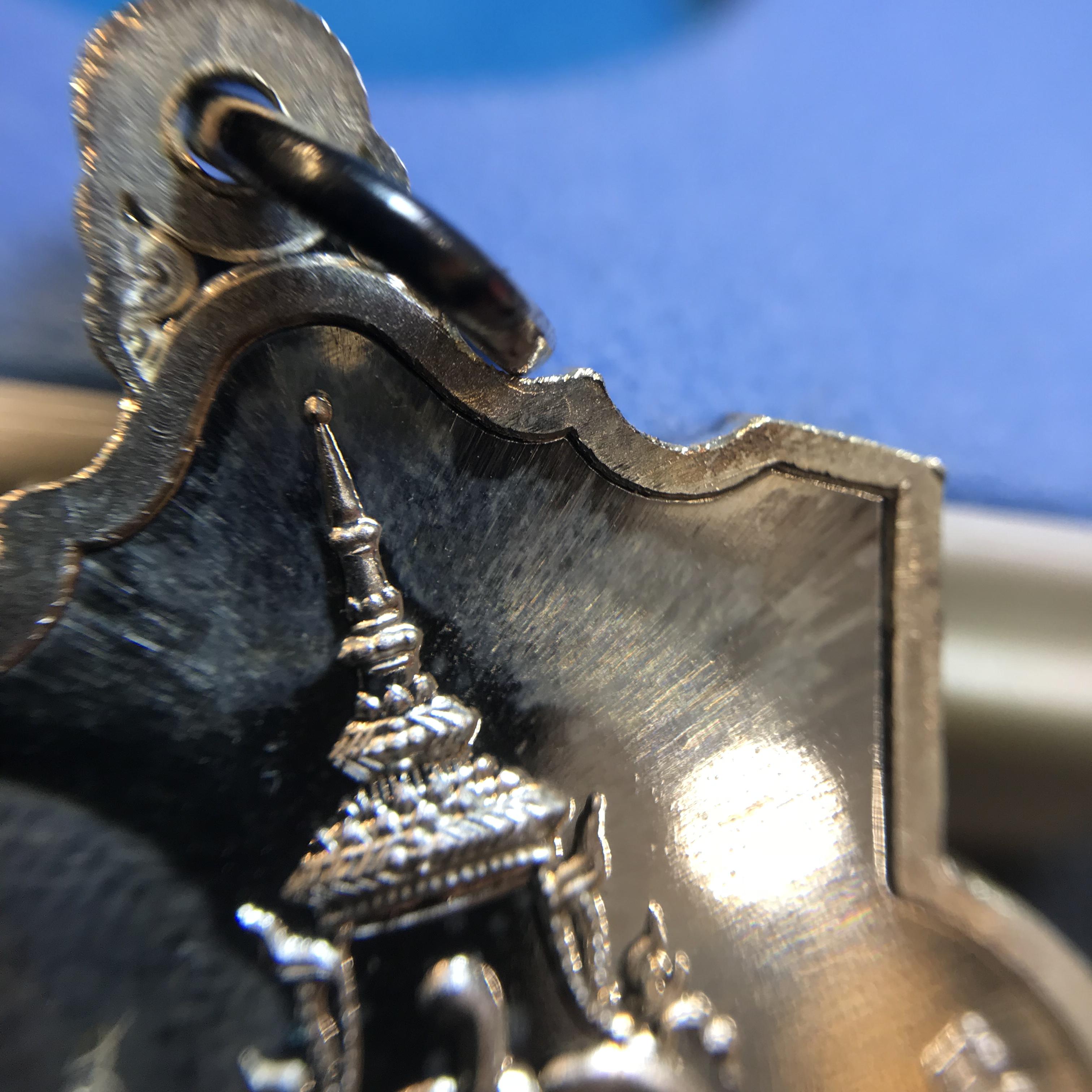 เหรียญสมเด็จพระนเรศวรมหาราช รุ่นสู้ หลัง สก. พิธีใหญ่ ปี 2548 เนื้อเงิน ผิวเดิมขึ้นสีรุ้งสวยนิยม พร้อมกล่อง