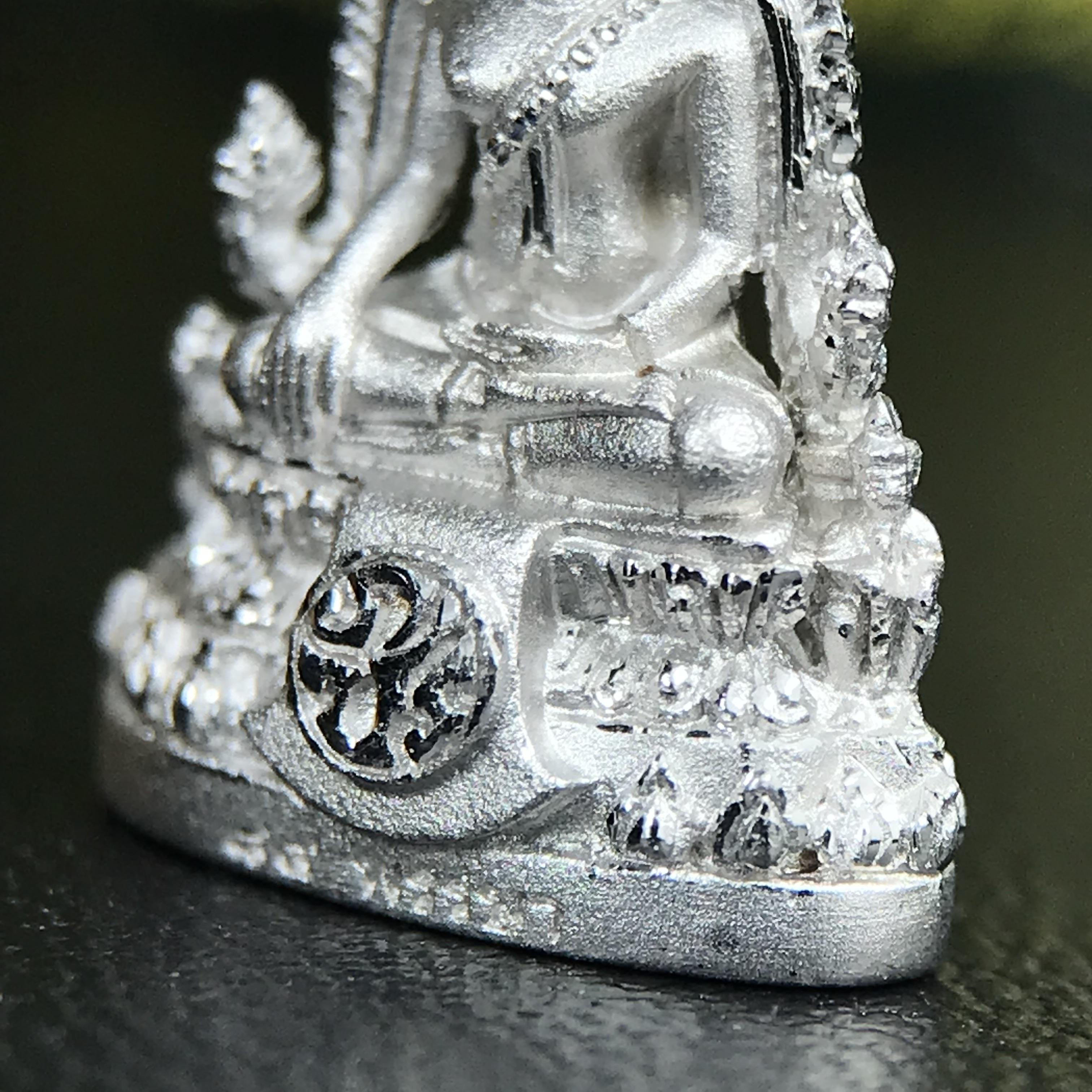 พระพุทธชินราช ภปร. 84 พรรษา พิมพ์เล็กขนาดหน้าตัก 1/4 นิ้ว(สูง 2.0 ซม.)เนื้อเงินชุบทองคำขาว (สภาพผิวสวยเดิม)(พระราชทานมวลสาร จิตรลดาและเส้นพระเจ้า(เส้นผม))พุทธศิลป์ทรงคุณค่าอีกหนึ่งรุ่นยอดนิยม