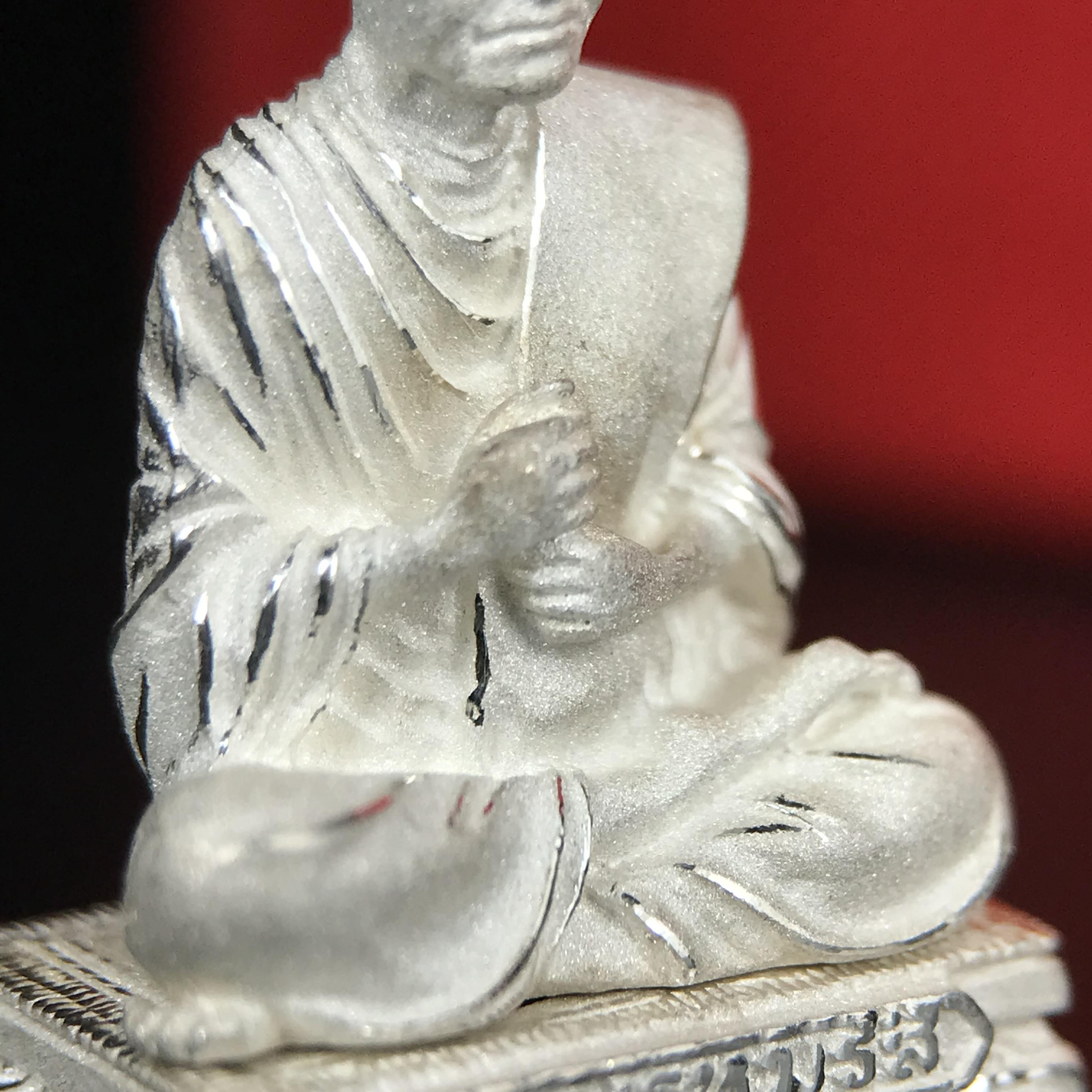 สมเด็จพุฒาจารย์ (โต พรหมรังสี) อนุสรณ์ 128 ปี สมเด็จพระญาณสังวร สมเด็จพระสังฆราช ทรงเมตตาอธิฐานจิต ปี 2543 มหาพุทธาภิเษก 3วาระ รูปเหมือนลอยองค์พิมพ์ใหญ่เนื้อเงิน ขนาด 1.5 x 2.5 ซม. ทรงคุณค่าทั้งด้านความงานด้านพุทธศิลป์ และพุทธคุณ(องค์หมายเลข ๑๐๘(เลขสวย)