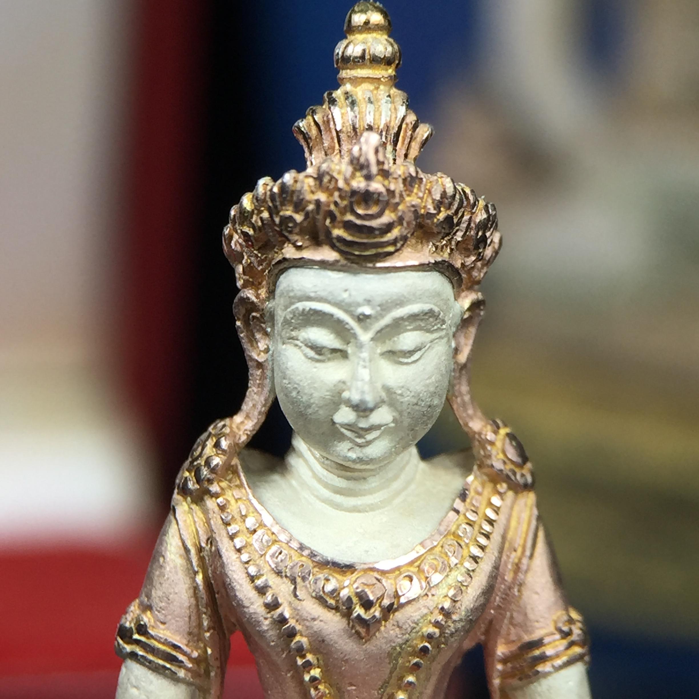 พระกริ่งอวโลกิเตศวร ( เจ้าแม่กวนอิม ) วัดโพธิ์แมนคุณาราม เนื้อเงิน 3 กษัตริย์ พ่นทราย รุ่นอุดมโภคทรัพย์ พ.ศ.2539(พร้อมกล่องบรรจุการ์ดใบรับรองเดิมครบ) (อีกหนึ่งรุ่นยอดนิยม พุทธศิลป์สวยงดงาม)