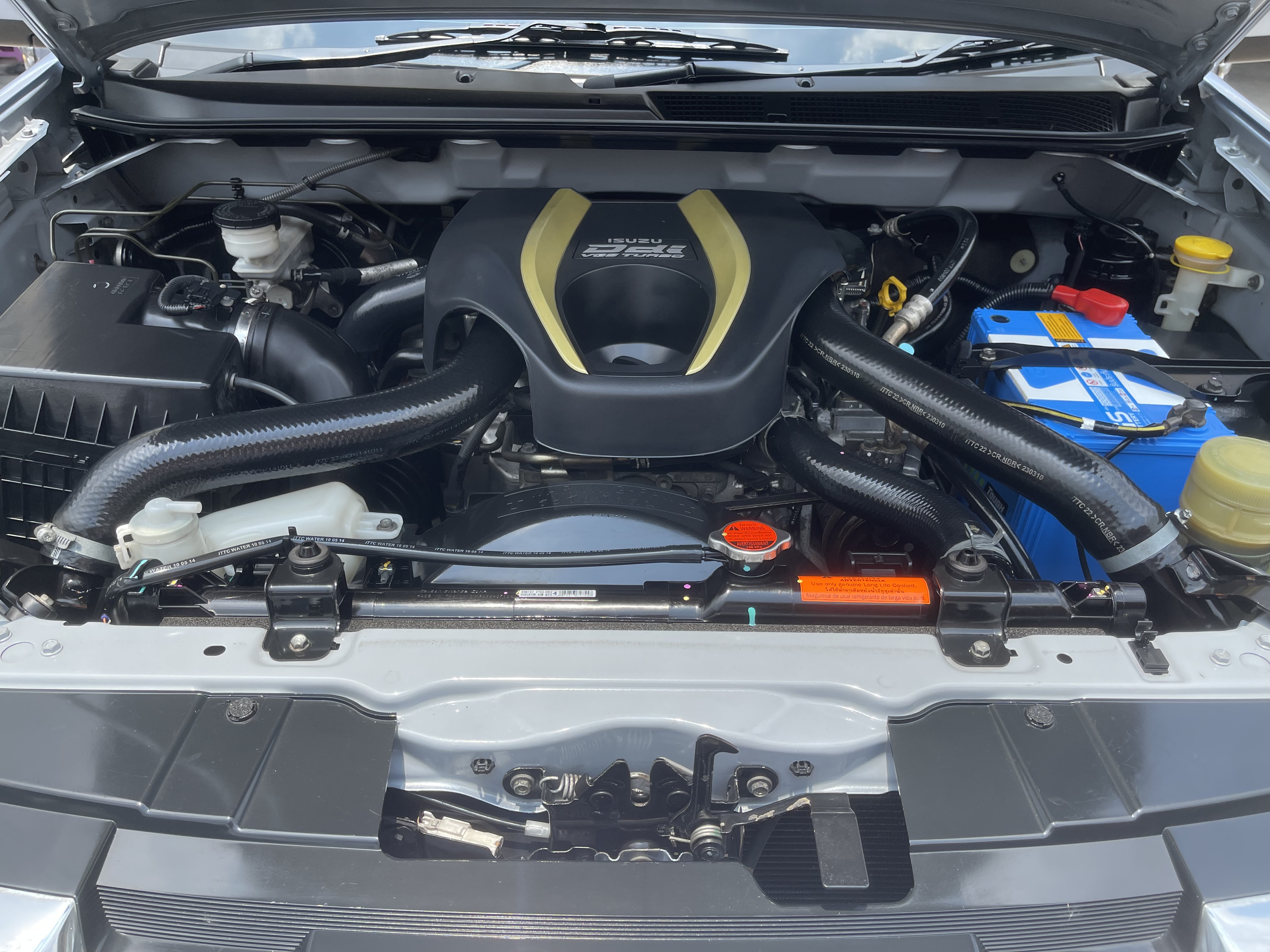 Isuzu Dmax All New 4ประตู Hilander 2.5 Vgs Z Dvd 2015 ฟ้า