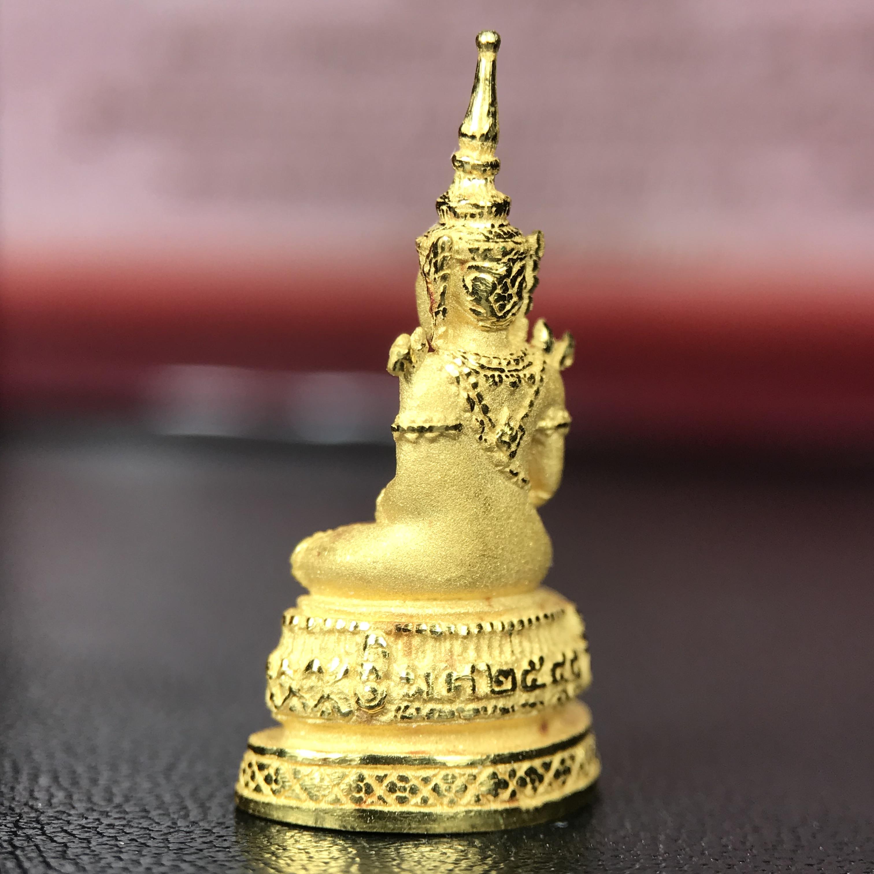พระแก้วมรกต ภปร.(รุ่นแรก) ปี2545 จัดสร้างในมหาวโรกาส พระบาทสมเด็จพระเจ้าอยู่หัวรัชกาลที่ 9 ครบรอบ 75 พรรษา และฉลองกรุงรัตนโกสินทร์ครบ 220 ปี พิมพ์ลอยองค์เล็ก เนื้อทองคำบริสุทธิ์ 96.5%(6.5กรัม) ขนาด 10*19 มม. พร้อมกล่องเดิมสวยครบสมบูรณ์(1ใน2000องค์)หายาก