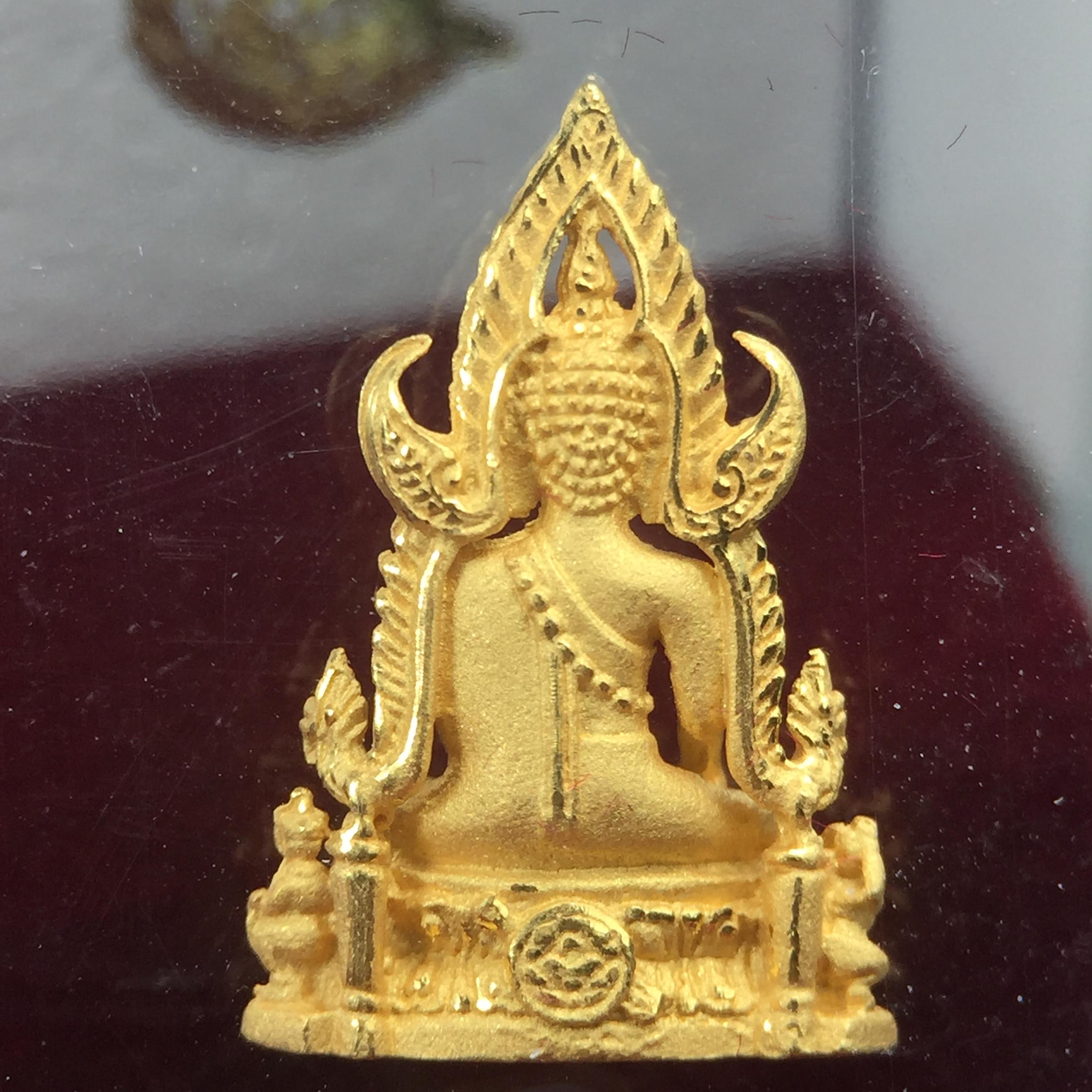 พระพุทธชินราช รุ่น ประวัติศาสตร์ มูลนิธิเพื่อตำรวจไทยจัดสร้าง ปี 2562 เนื้อทองคำขัดเงา พิมพ์ลอยองค์จิ๋ว(ขนาดสูง 1.5 ซม.) (สภาพ สวย ซีนซองเดิม กล่องบรรจุเดิมครบสมบูรณ์)