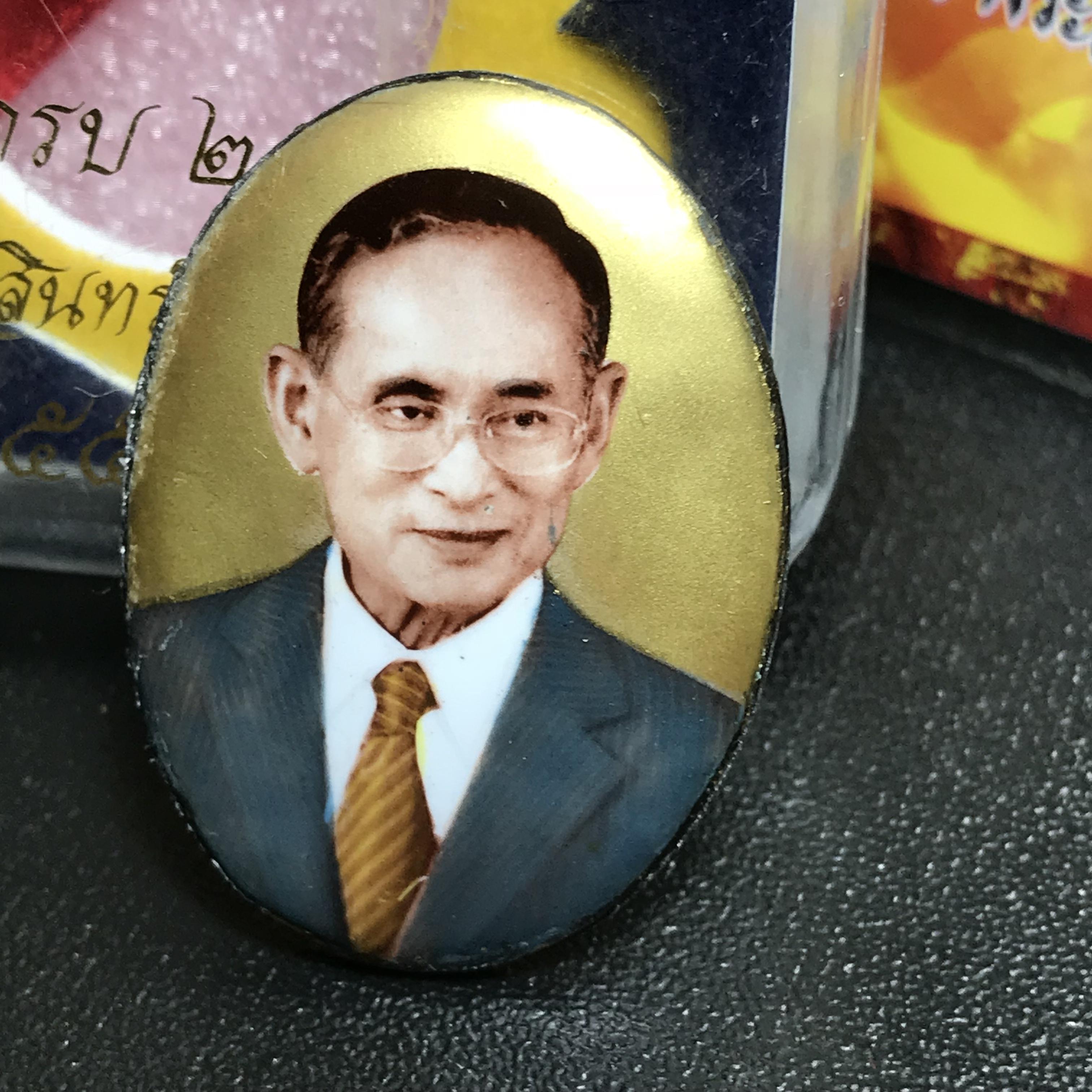 ล็อกเกตในหลวงรัชกาลที่9 ที่ระลึกครบ 25 ปี มูลนิธิศรีรัตนโกสินทร์ วัดสุทธาราม พ.ศ. 2550 พิมพ์ทรงวงรีรูปไข่ใหญ่ ฉากสีทอง หลังปิดแผ่นโลหะสีขาว(สแตนเลส)ฝังพระยอดธง(นิยม)