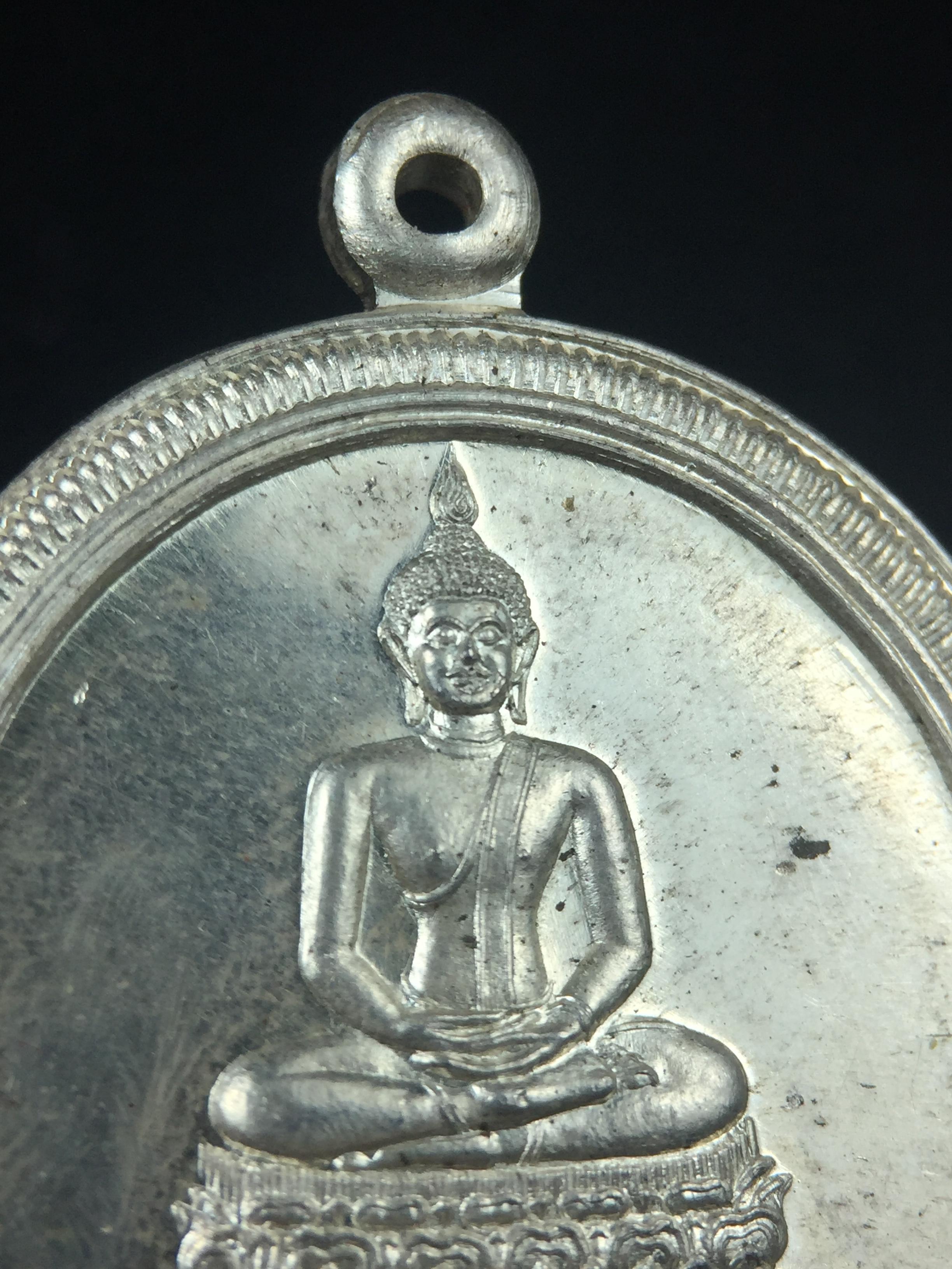 เหรียญพระพุทธสิหิงค์ ภปร. รุ่นมหาลัยธรรมศาสตร์ 60ปี พ.ศ.2537 พิมพ์ใหญ่(เนื้อเงิน+เนื้อทองแดง)ผิวเดิมๆสวยมาก(ในหลวงรัชกาลที่9เสด็จในพิธี)(พิธีใหญ่ เกจิที่มีชื่อเสียงมาร่วมปลุกเสกจำนวนมาก ชนวนมาลสารเก่าเข้มขลัง )ของดีธรรมศาสตร์ที่ศิษย์เก่าไม่ควรพลาด