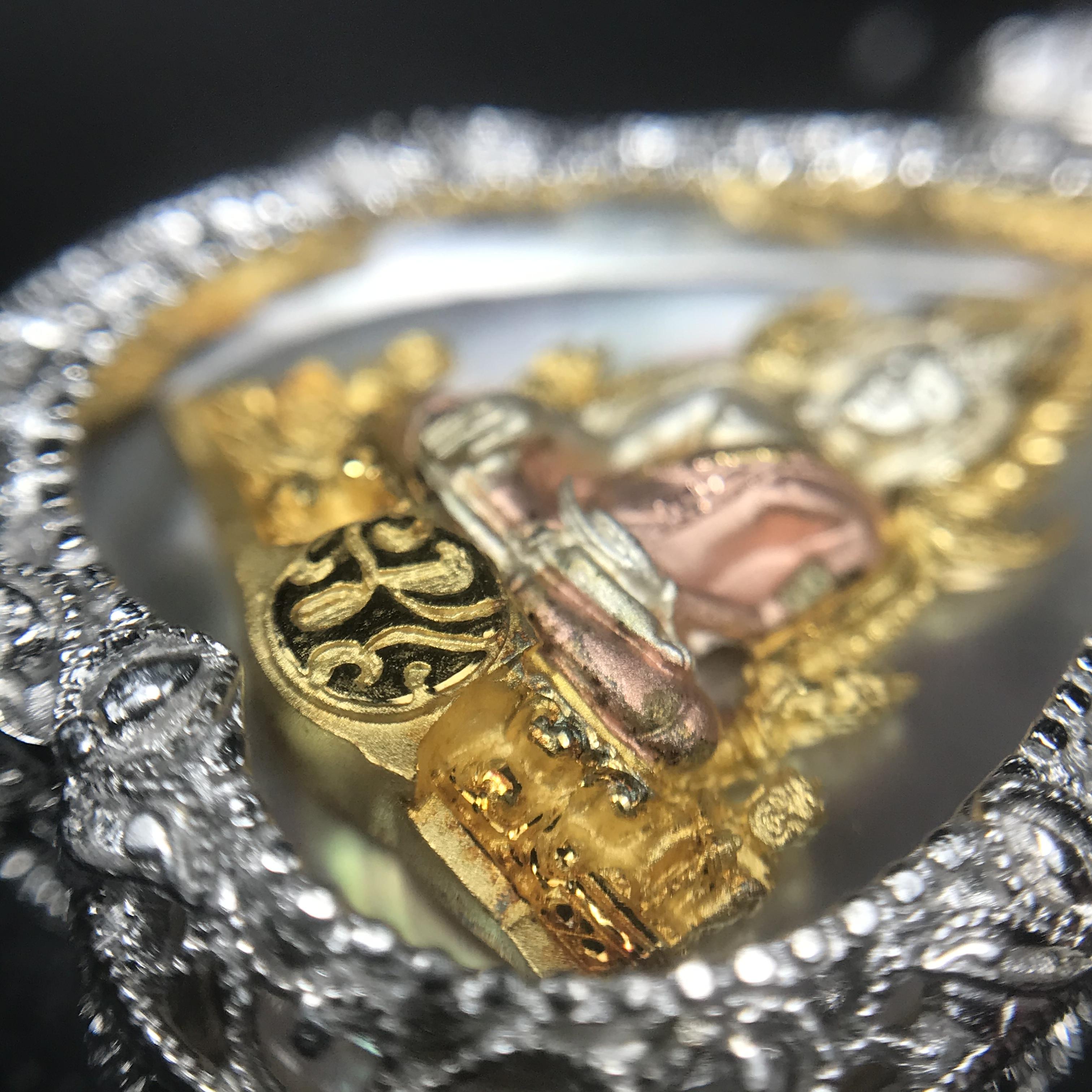 พระพุทธชินราช ภปร. โครงการ "เพราะแผ่นดินนี้ คือ แผ่นดินเกิด" ปี2548(รุ่นแรก) เหรียญทรงใบโพธิ์ ขนาด 21 x 29 มม. เนื้อเงินสามกษัตริย์ องค์พระชุบสามกษัตริย์ ล้อมด้วยกรอบเงินชุบทองคำขาวสลักเสลาเป็นลวดลายละเอียดอ่อน ส่วนพื้นองค์พระเป็นเปลือกหอยมุข