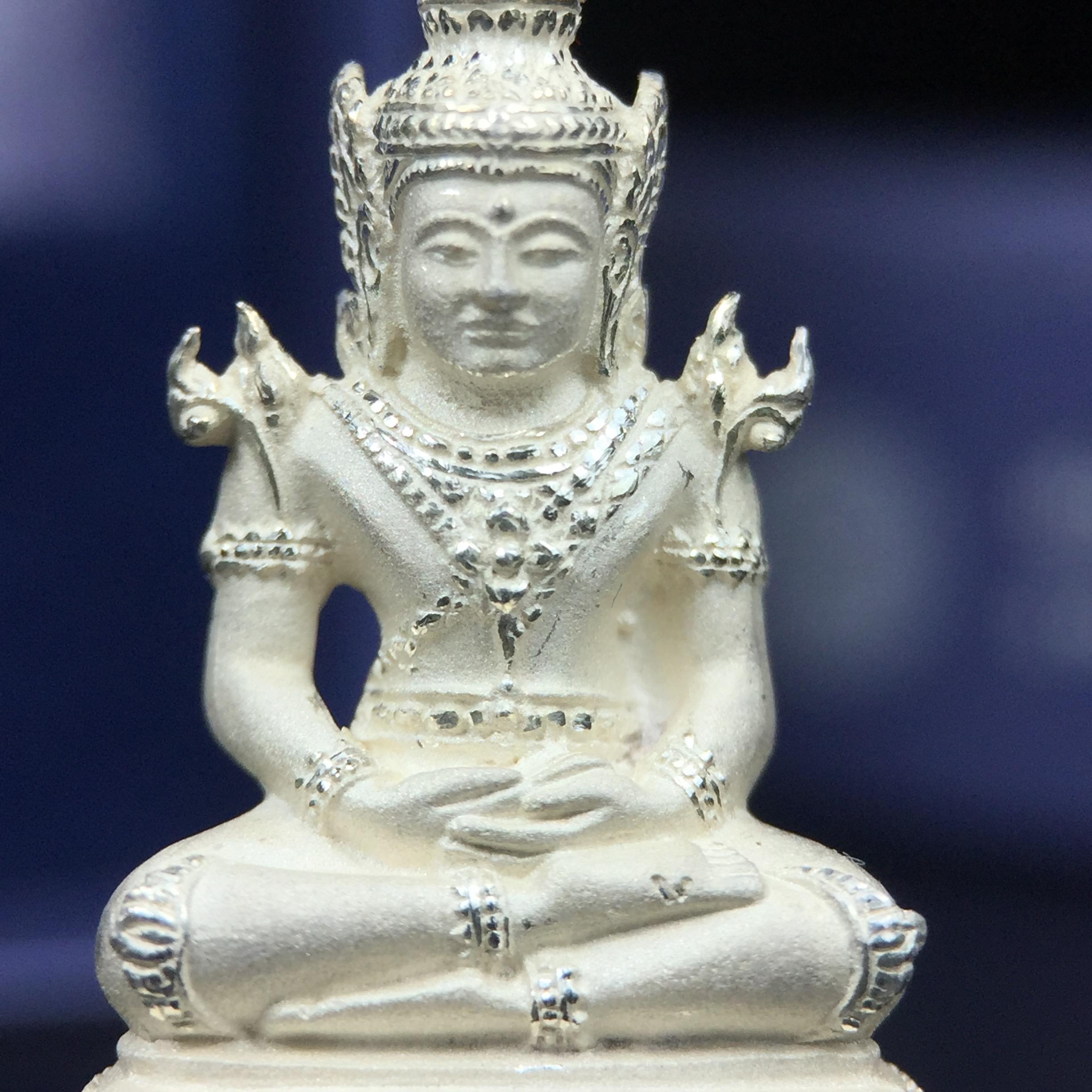 พระแก้วมรกต ภปร. ปี2547 จัดสร้างโดย รพ.ภูมิพลฯ เนื้อเงิน ลอยองค์ หน้าตัก 1/2 นิ้ว งดงามทรงคุณค่าอีกหนึ่งรุ่นยอดนิยม หายาก(1ใน3000องค์)