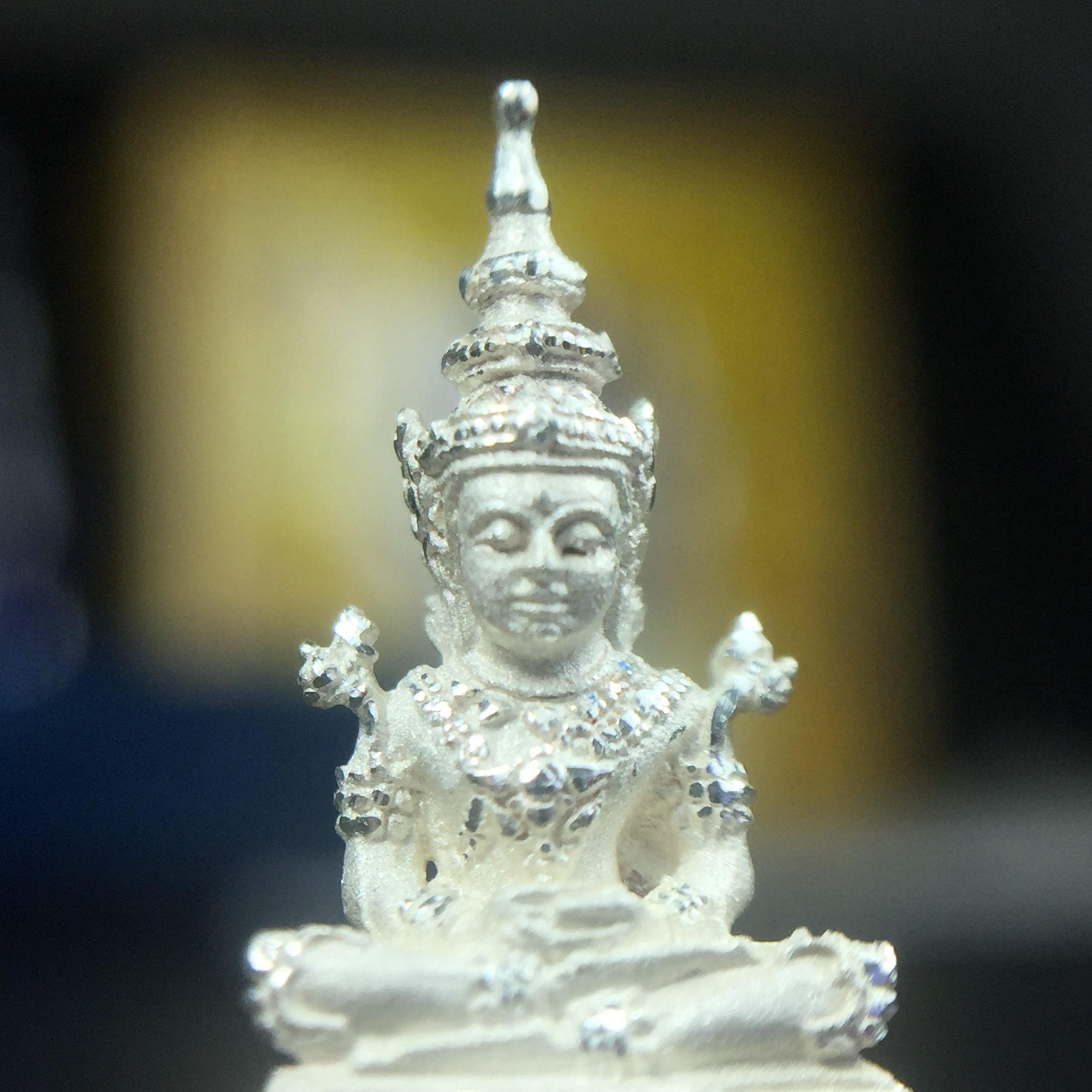 พระแก้วมรกต(จำลอง)ลอยองค์ ขนาดหน้าตัก 1/4 นิ้ว ทรงเครื่องฤดูร้อน เนื้อเงิน ตราสัญลักษณ์ฉลองสิริราชสมบัติครบ 60 ปี พ.ศ.2549