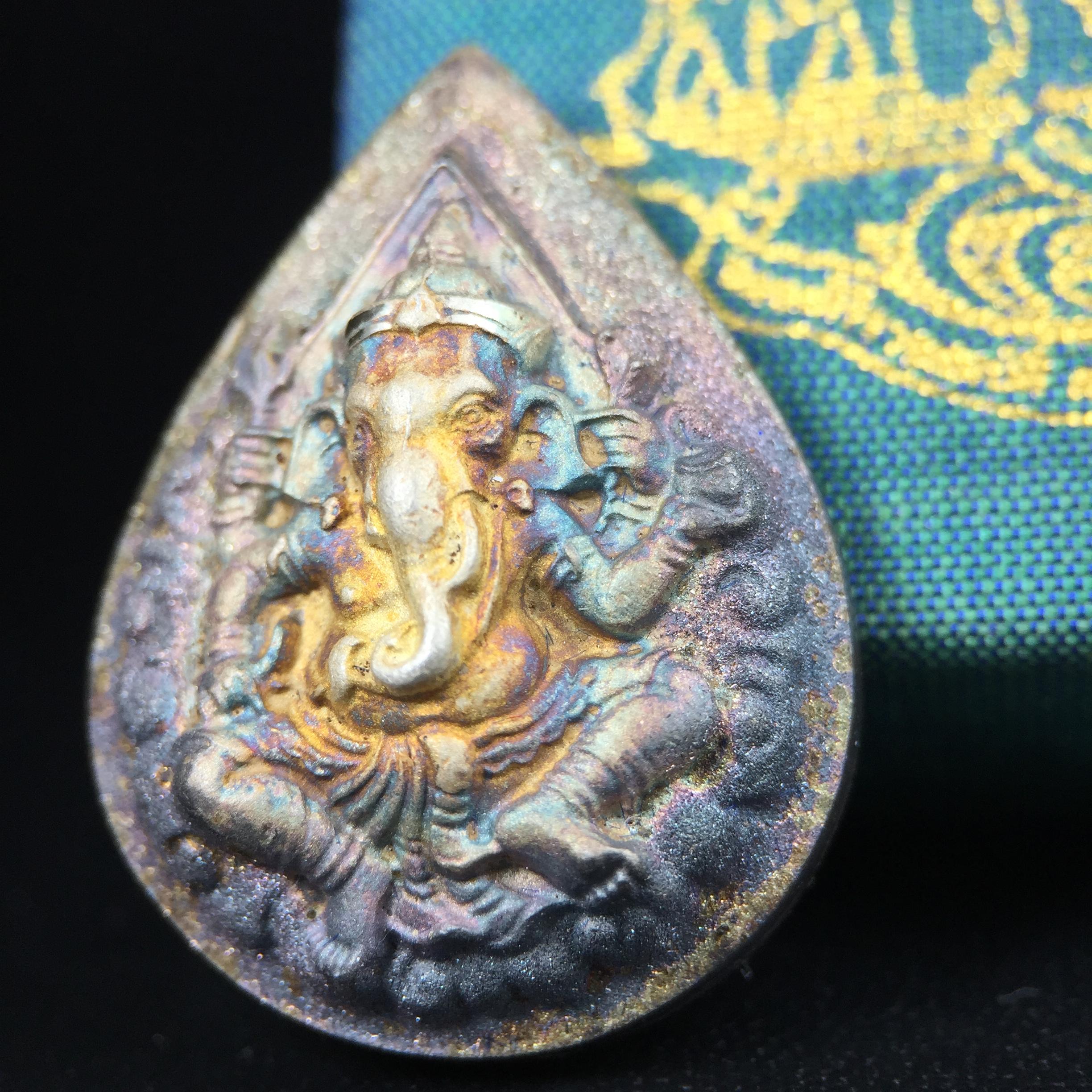 เหรียญพระพิฆเนศวร ญสส. ชุดกาญจนาภิเษกครองราชย์ 50 ปี พุทธศักราช 2538 พิมพ์ใหญ่(2.9 ซม.) เนื้อเงินผิวเดิมกลับดำขึ้นสีรุ้งเข้มขลังงดงามธรรมชาติสร้างสรรค์ สภาพสวยเดิมพร้อมกล่องบรรจุเดิม ตอกโค๊ดหมายเลขกำกับ(1ใน 5539องค์)