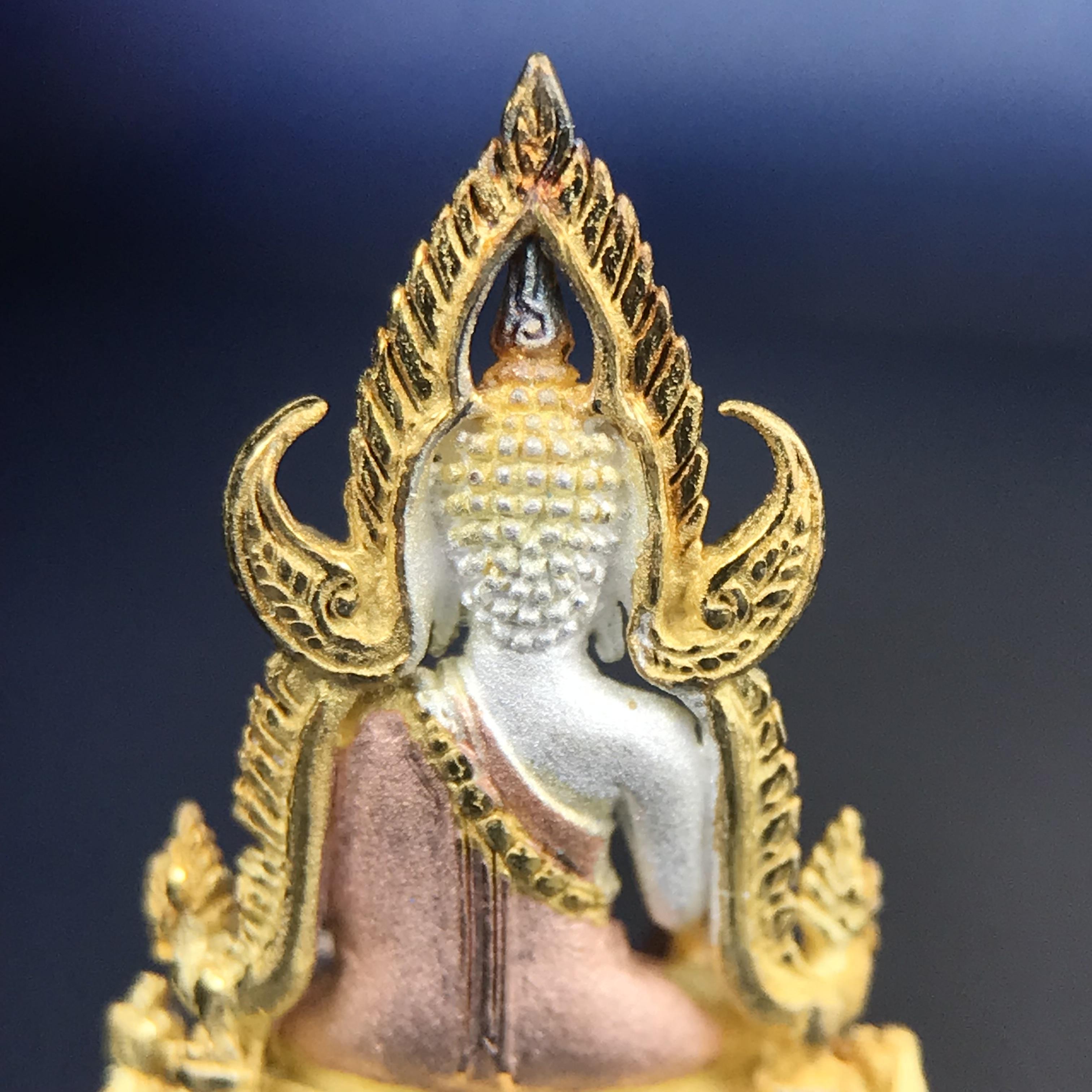 พระพุทธชินราช ภปร. โครงการ เพราะแผ่นดินนี้คือแผ่นดินเกิด เนื้อเงินชุบสามกษัตริย์ ปี2551 ขนาดหน้าตัก1/4นิ้ว (สวยงามทรงคุณค่า อีกหนึ่งรุ่นยอดนิยมหายาก) (สภาพคัดสวย กล่องบรรจุเดิมครบ)