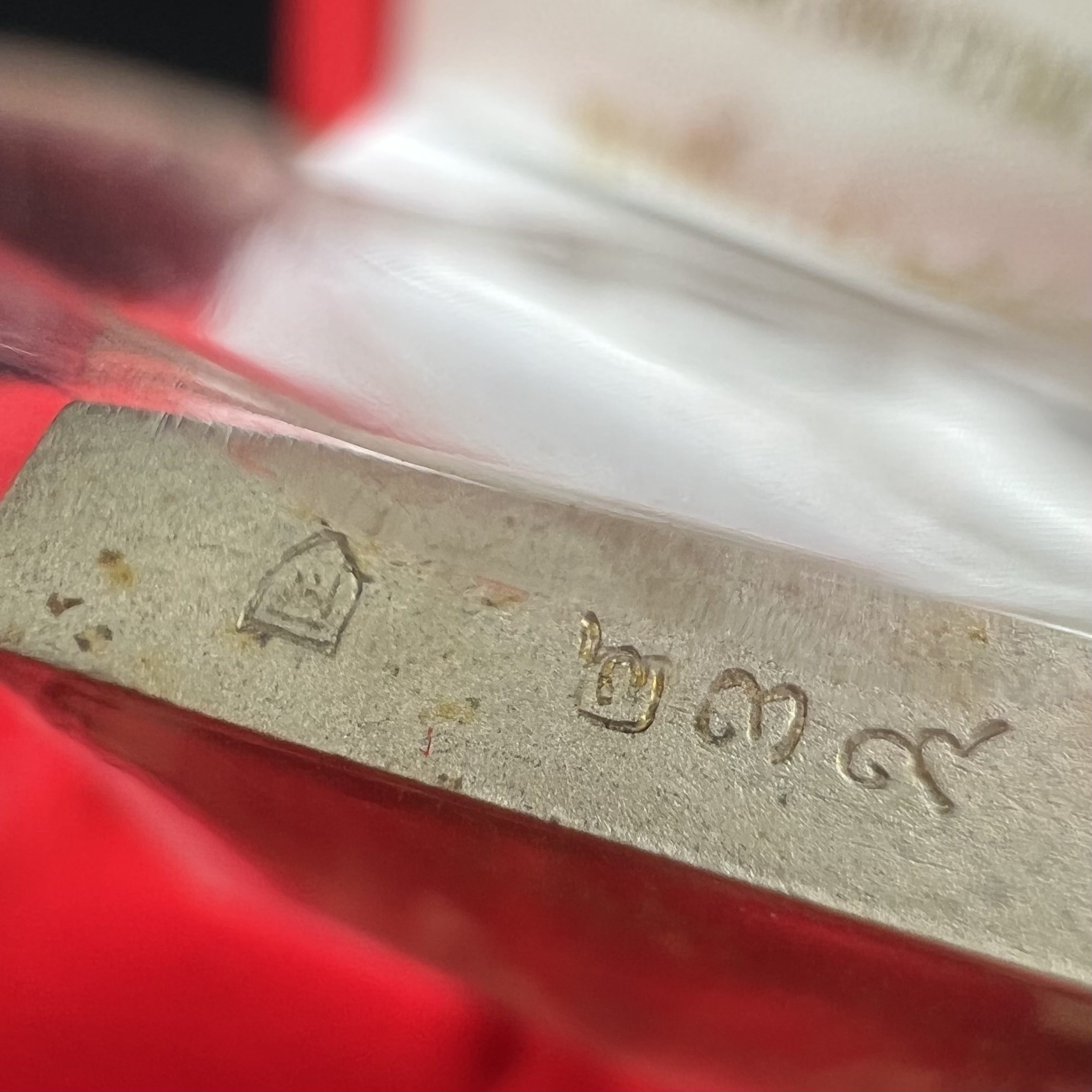 พระพุทธมหามณีรัตนปฎิมากร(พระแก้วมรกต)รุ่น เฉลิมพระเกียรติ วัดพระศรีรัตนศาสดารามราม(วัดพระแก้ว) ปี2543 เนื้อเงินสามกษัตริย์พิมพ์ซุ้มกนกเล็ก สภาพสวยซีนเดิมกล่องครบ