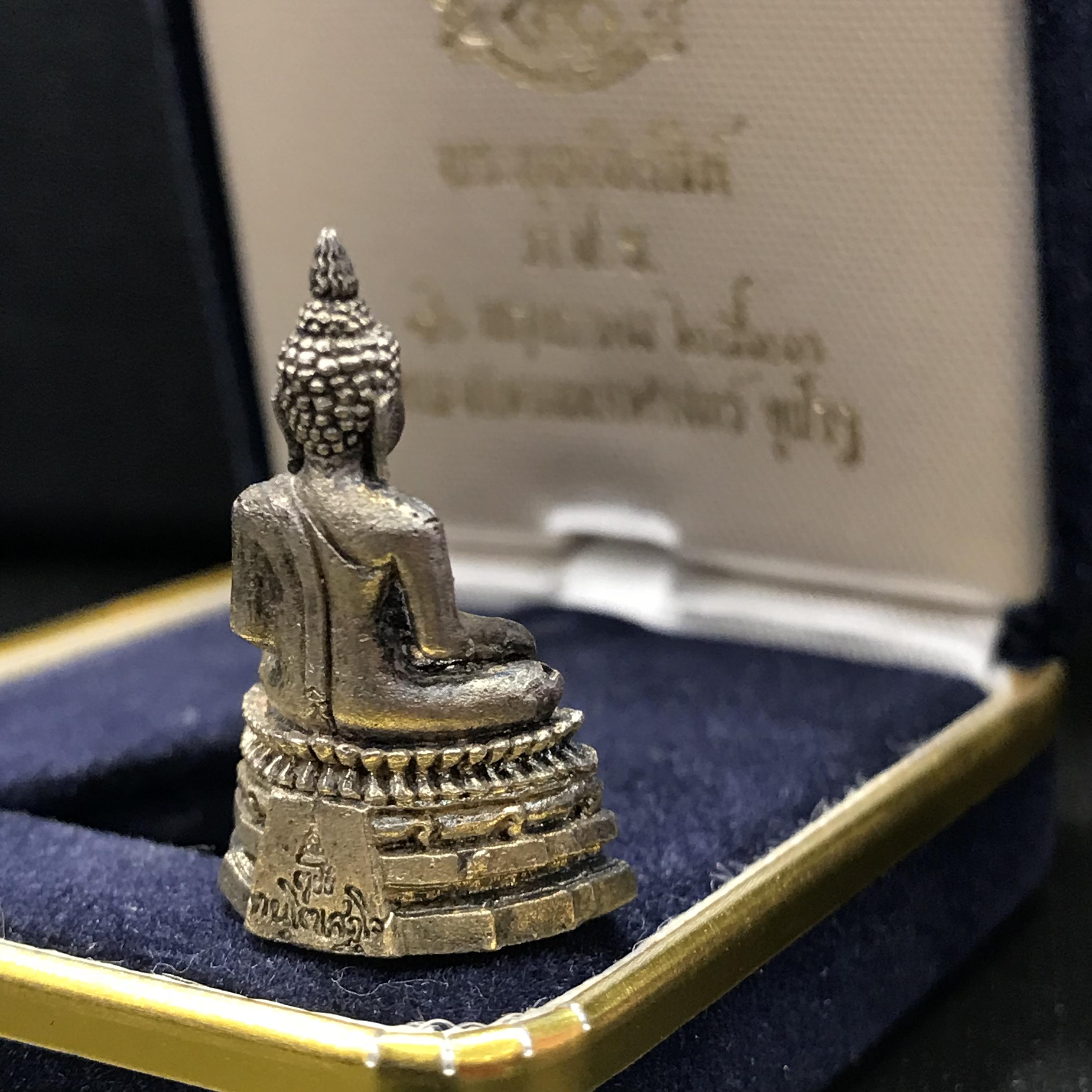 พระกริ่งพระพุทธชินสีห์ ภปร ทันโตเสฏโฐ ปี 2533 เนื้อเงิน (วัตถุมงคลหนึ่งเดียวที่บรรจุพระทนต์(ฟัน)ในหลวงรัชกาลที่9 พระราชทานให้จัดสร้าง)(1ใน1999องค์)