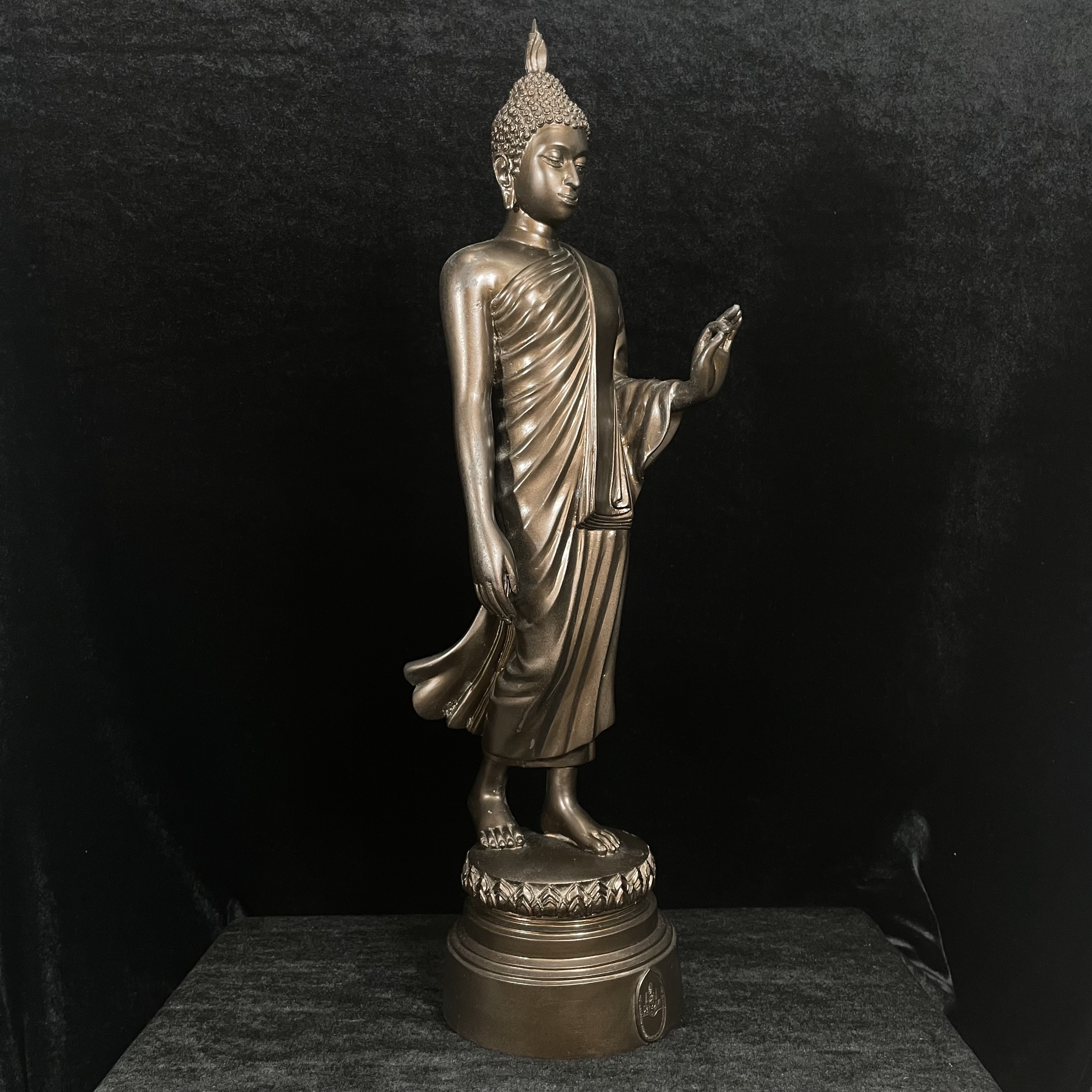 พระบูชา 25พุทธศตวรรษ พระศรีศากยะทศพลญาณ ประธานพุทธมณฑลสุทรรศน์ ปี2530 ตราสัญลักษณ์ ในมหาวาระพระชนมพรรษา ครบ 5 รอบ 60 พรรษา เมื่อ 5 ธันวาคม ปี 2530 หมายเลข (๑๕)๔๐๕ (เลขสวยผลรวมได้ 9 เจริญก้าวหน้าในทุกๆด้าน) ขนาดความสูง 15 นิ้ว รวมฐานสูง 18 นิ้ว(นิยมหายาก)