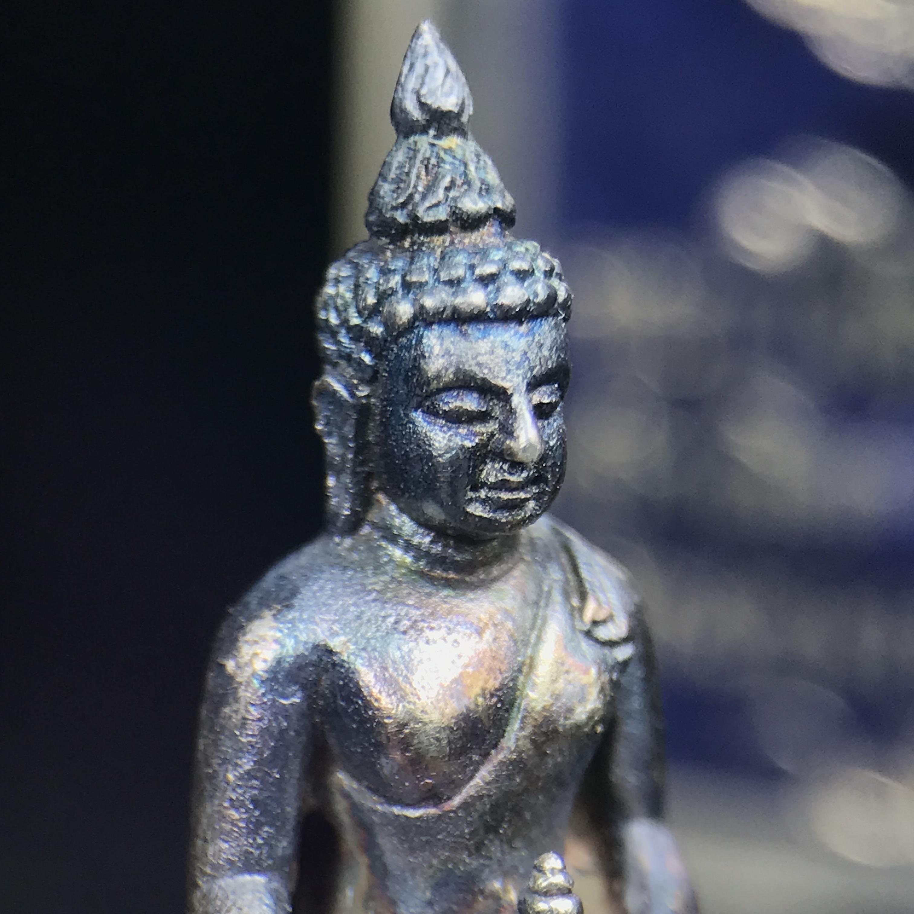 พระกริ่งไพรีพินาศ ภปร. รุ่นแรกของประเทศไทย วัดปทุมวนาราม ปี 2535 เนื้อเงิน(ผิวเดิม ผิวขึ้นรุ้งทั่วองค์ สวย งดงาม)(เข้มขลังทรงอานุภาพยิ่งใหญ่ กำราบศัตรูพ่ายสิ้น) ขนาดสูง 3 ซม. พร้อมกล่องบรรจุเดิมครบสมบูรณ์ (ในหลวงรัชกาลที่9เสด็จเททอง)(1ใน3000องค์)นิยมหายาก