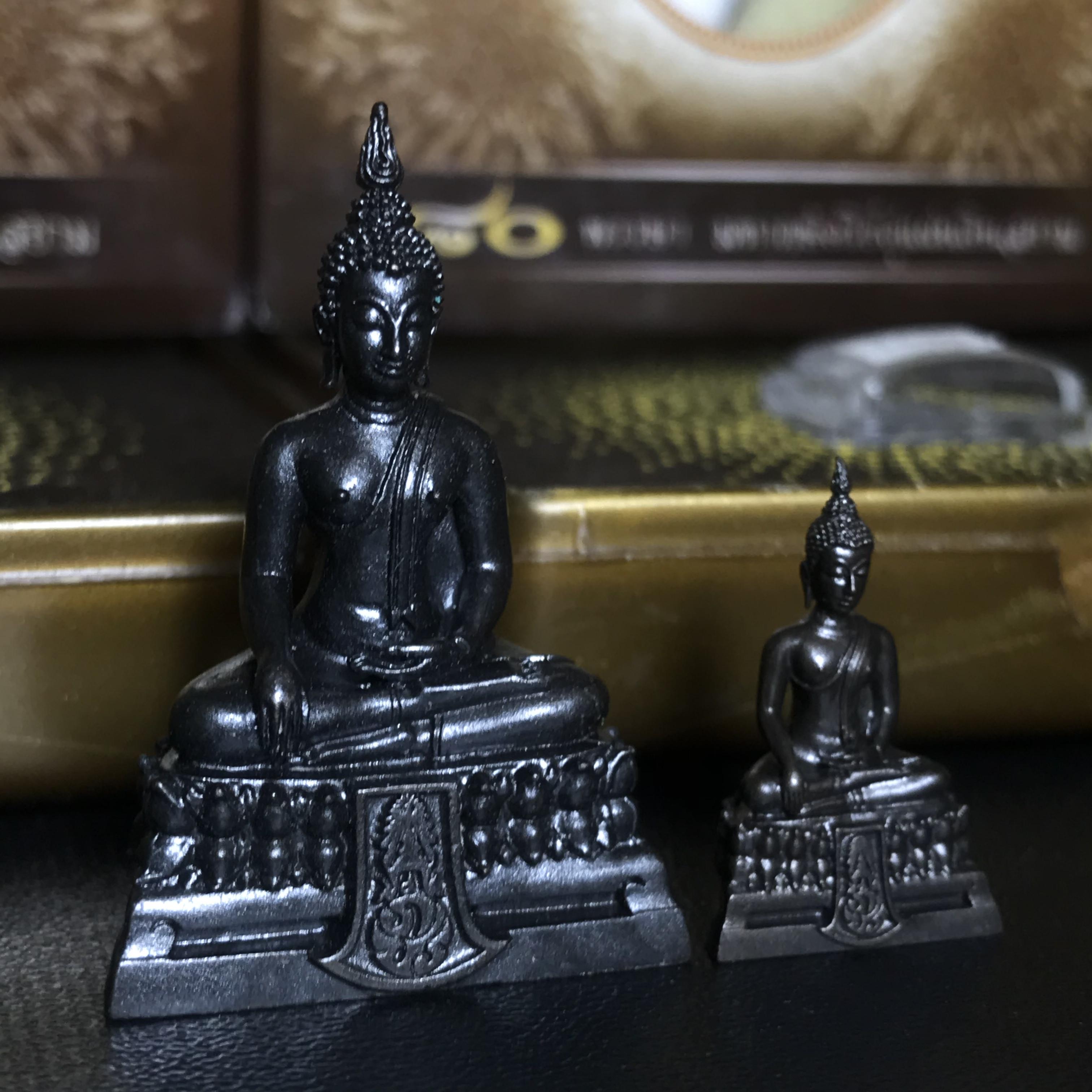 พระพุทธรูปคุ้มเกล้า ภปร. มหามงคล 80พรรษา “รุ่นเย็นศิระเพราะพระบริบาล 80พรรษา มหากษัตริย์คู่แผ่นดินสยาม” เนื้อนวโลหะรมดำ (พิมพ์ใหญ่ ขนาด 18*35 มม.+พิมพ์เล็ก ขนาด 10*21 มม.)