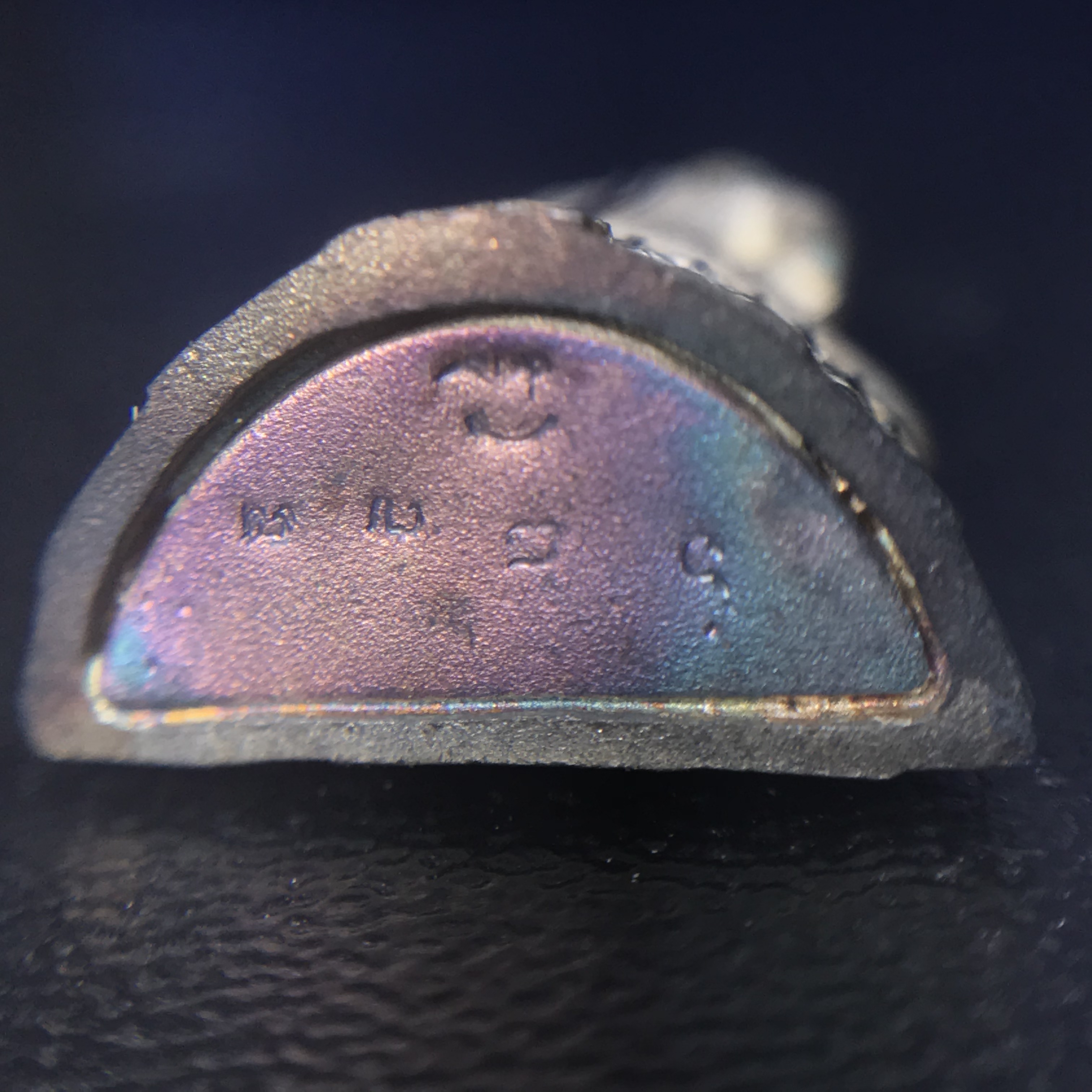 พระชัยวัฒน์พุทธสิหิงค์ ภปร. รุ่นสร้างหอพระธรรมศาสตร์ ปี2542 เนื้อเงิน(ผิวเดิม ขึ้นสีรุ้งธรรมชาติ แบบนิยม) มหาพิธี 3วาระอันยิ่งใหญ่