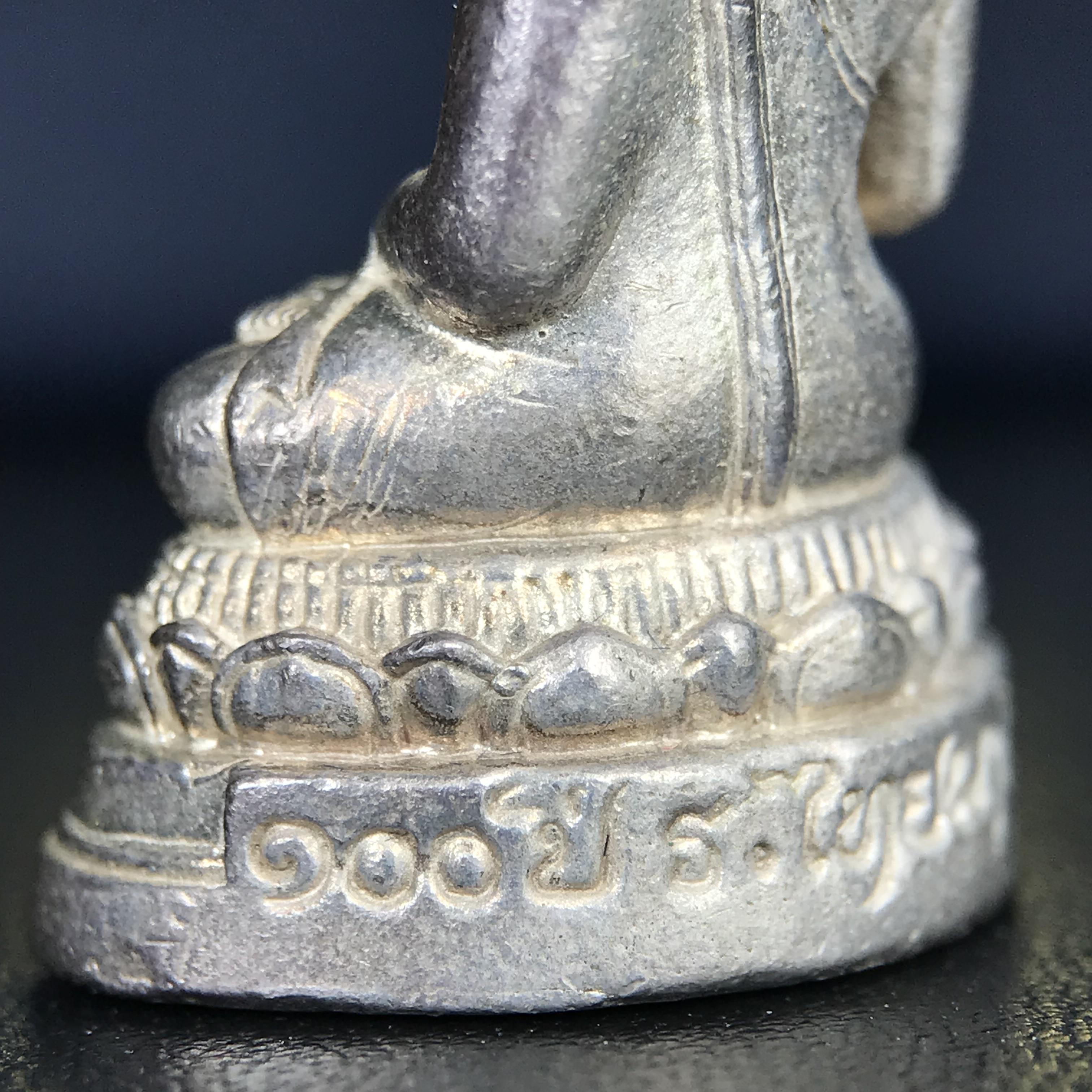 พระกริ่งพระพุทธนรสีห์ จปร.+ภปร. ครบรอบ 100 ปี ธนาคารไทยพาณิชย์ ปี 2550 พระกริ่งเนื้อเงิน(หายาก)(พุทธศิลป์งดงาม)ด้านหน้าฐานประดับด้วยตราสัญลักษณ์ "จปร" และ "ภปร" (องค์เนื้อเงินสร้างน้อย พบเจอน้อยหายาก)1 ใน 2500 องค์