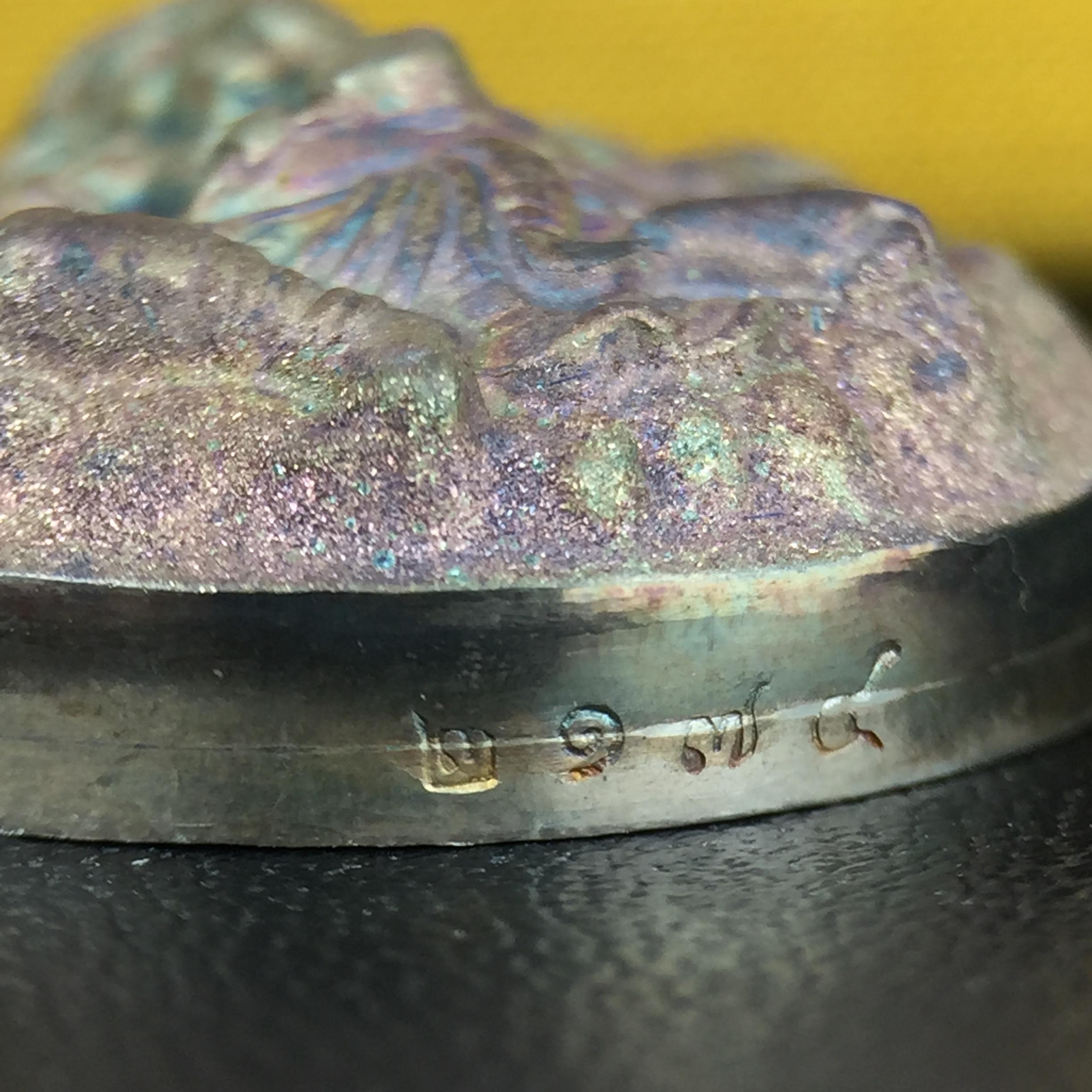 เหรียญพระพิฆเนศวร ญสส. ชุดกาญจนาภิเษกครองราชย์ 50 ปี พุทธศักราช 2538 พิมพ์ใหญ่(2.9 ซม.) เนื้อเงินผิวเดิมกลับดำขึ้นสีรุ้งเข้มขลังงดงามธรรมชาติสร้างสรรค์ สภาพสวยเดิมพร้อมกล่องบรรจุเดิม ตอกโค๊ดหมายเลขกำกับ(1ใน 5539องค์)