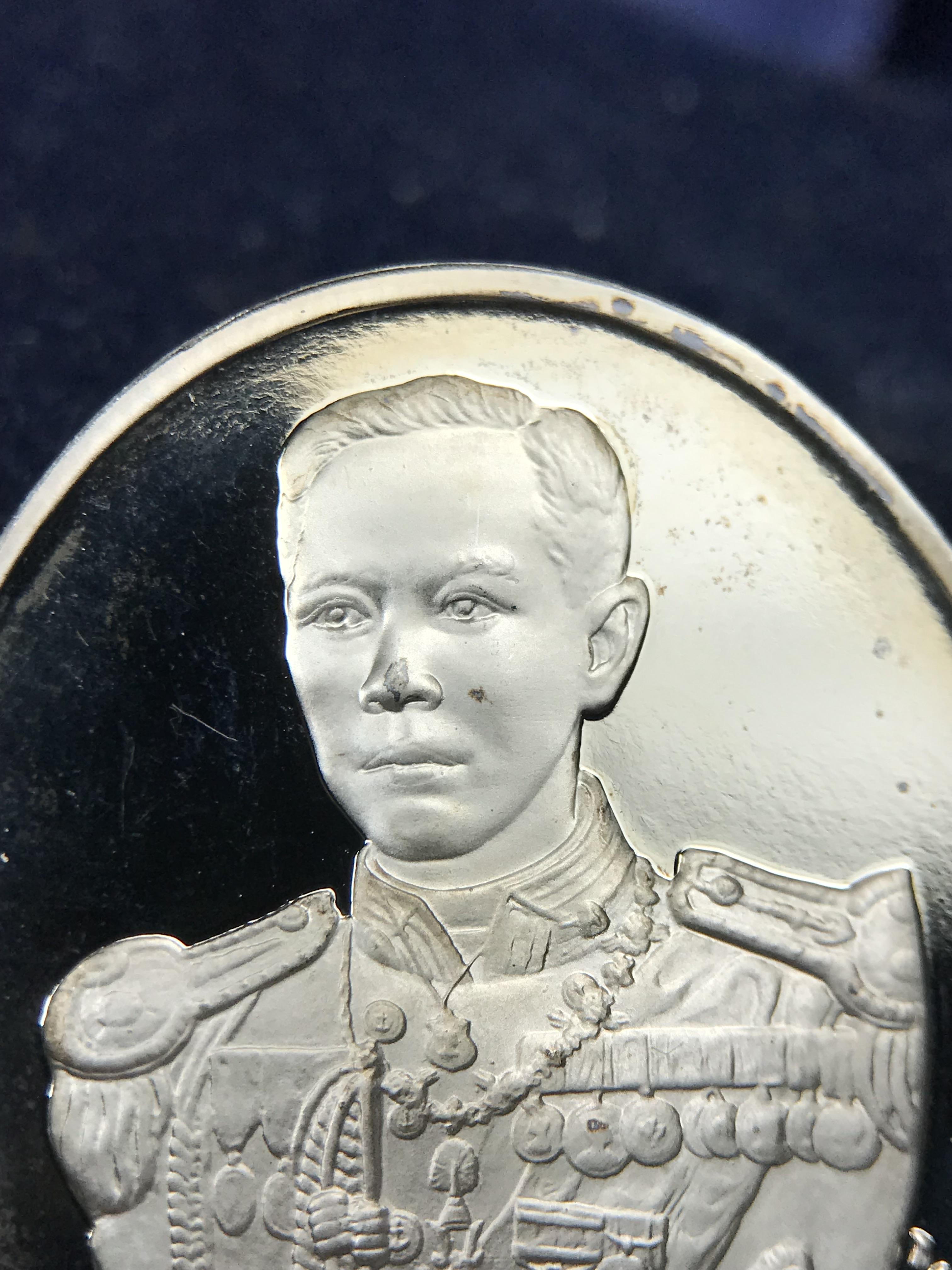 เหรียญหลวงพ่อเงิน – กรมหลวงชุมพรฯ วัดบางคลาน เหรียญไข่สองหน้า เนื้อเงิน 99.99% ขัดเงา ขนาดสูง 3.1 ซม. ประกอบพิธีมหาพุทธาภิเษก ณ อุโบสวัดหิรัญญาราม(วังตะโก) บางคลาน จ.พิจิตร เมื่อวันอังคารที่ 3 มี.ค.2541( เหรียญออกโดยโรงงานกษาปณ์ เพิร์ธ ประเทศออสเตรเลีย )