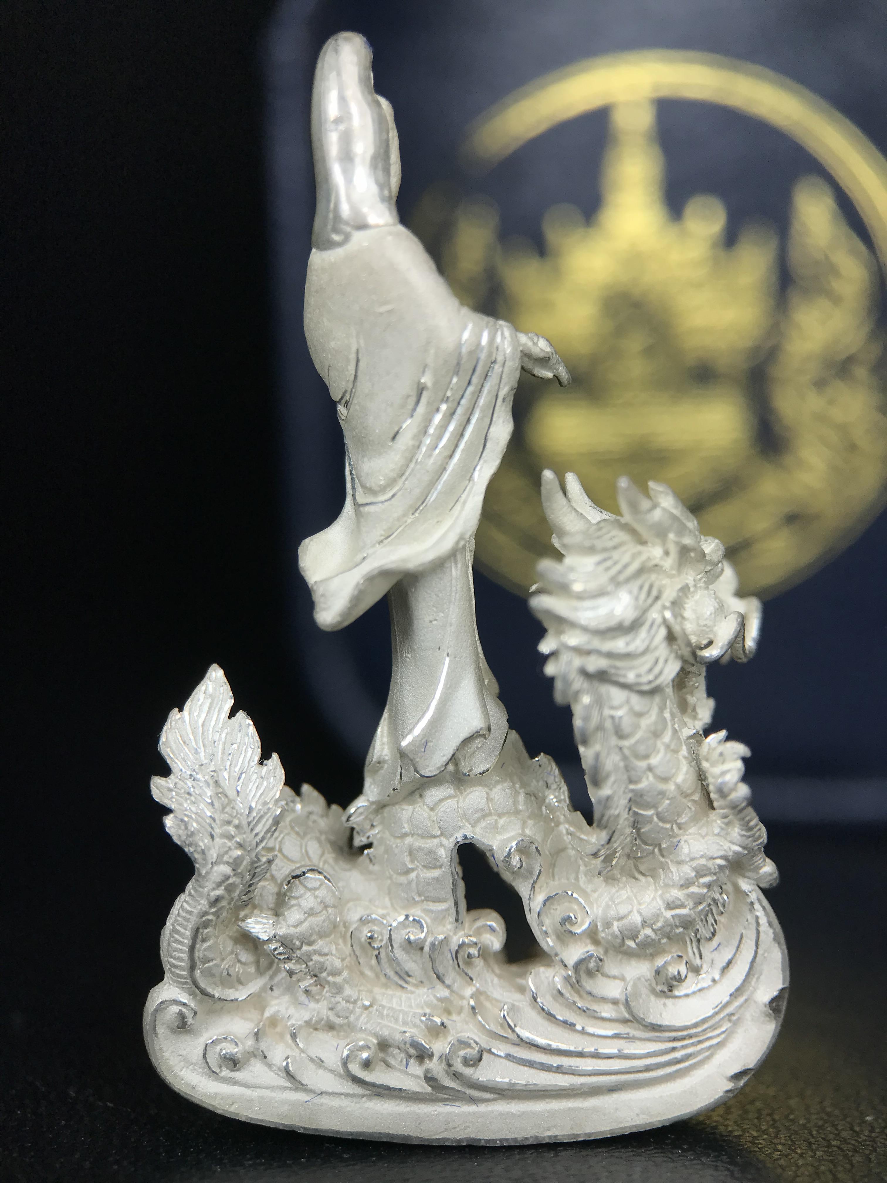 รูปหล่อลอยองค์พระโพธิสัตว์กวนอิม ทรงประทับมังกร จ.ระนอง เนื้อเงิน พิมพ์ใหญ่(สภาพผิว สวยงดงาม ทรงคุณค่า) เฉลิมฉลองในวโรกาสที่พระบาทสมเด็จพระเจ้าอยู่หัวทรงครองสิริราชสมบัติครบ 50 ปี จ.ระนอง พ.ศ.2539