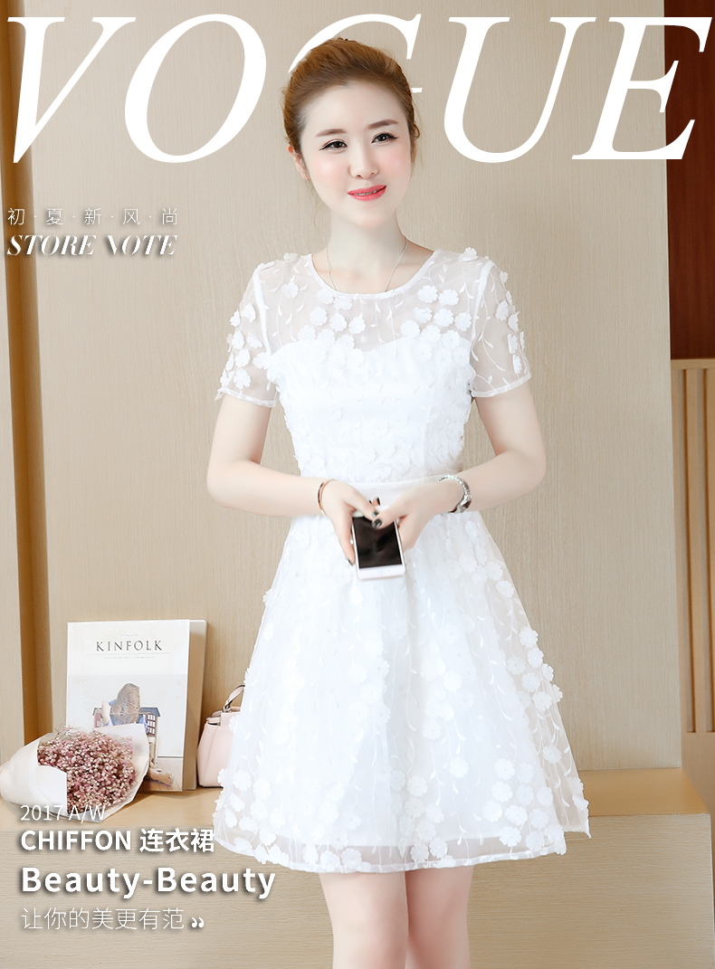 ชุดเดรสสั้นสีขาวผ้าแก้วปักลายใบไม้ ตกแต่งดอกไม้สีขาวสวยๆ