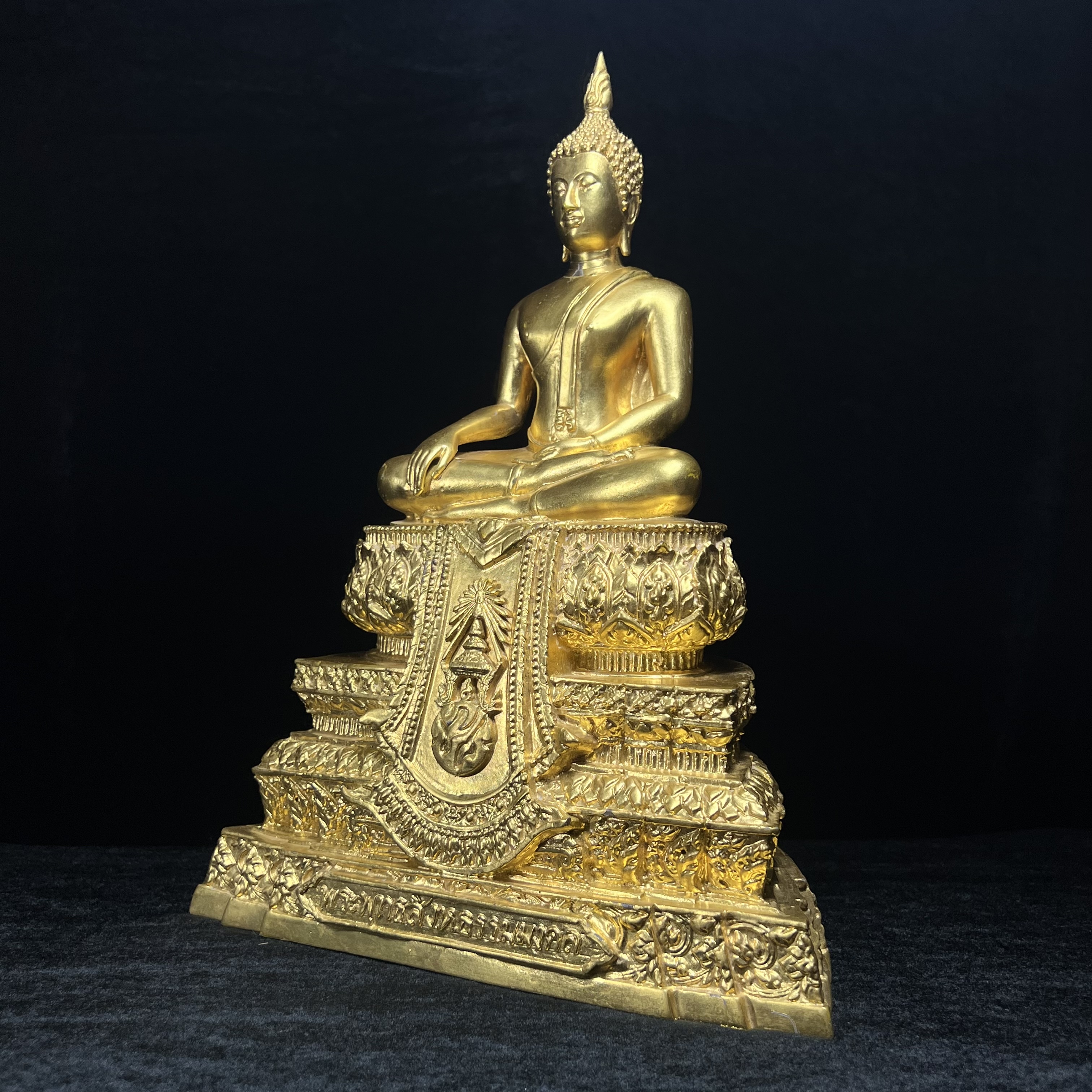 พระพุทธสิงหธรรมมงคล ภปร. รุ่นแรก พุทธสมาคมแห่งประเทศไทย ในพระบรมราชูปถัมภ์ จัดสร้าง ปี2547 เนื้อโลหะผสมปิดทอง หน้าตัก 5 นิ้ว(1 ใน 1999 องค์)หายาก