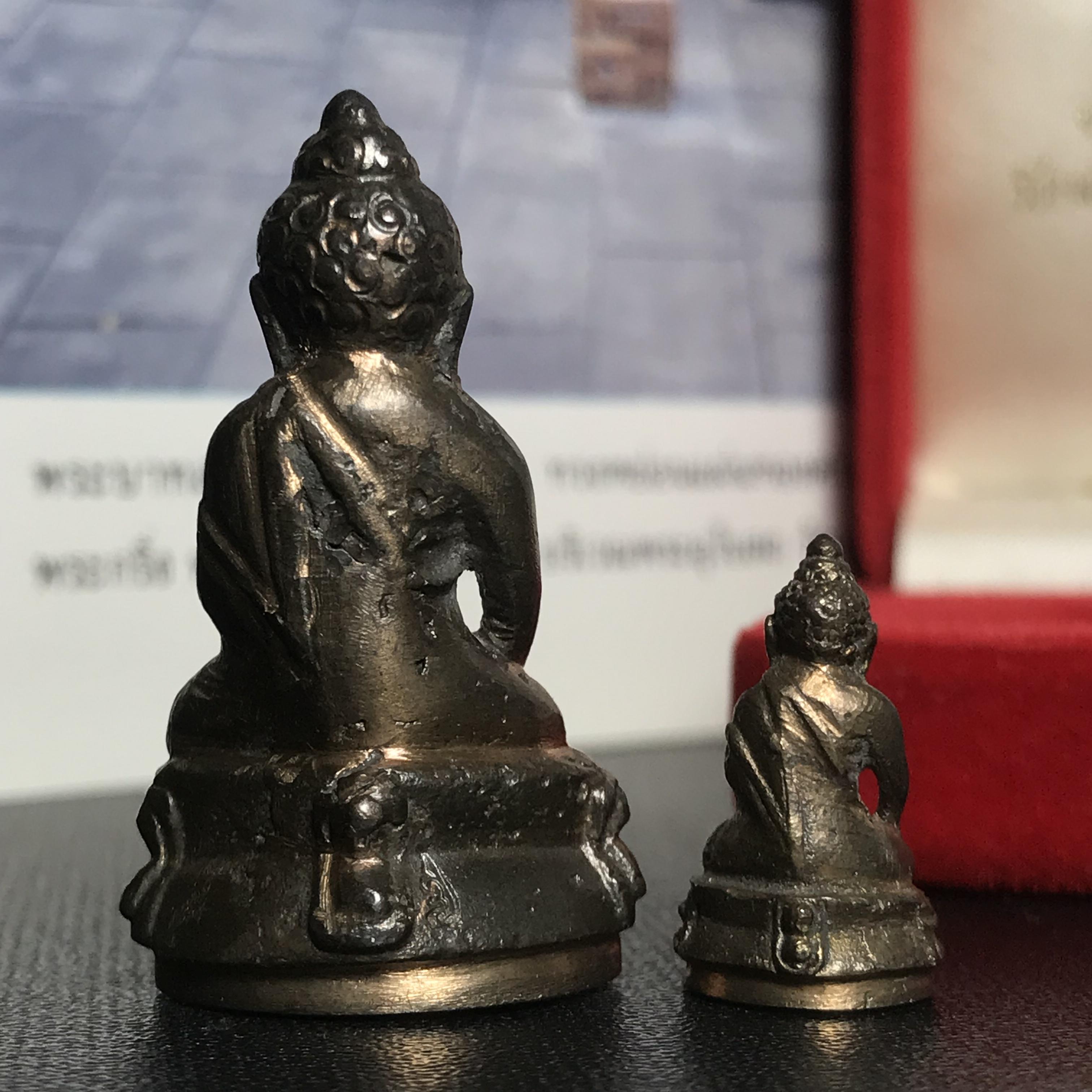 พระกริ่ง-พระชัยวัฒน์ ปวเรศ ปี2530 วัดบวรนิเวศราชวรวิหาร(ในหลวง ร.9 เสด็จเททอง)(บรรจุเส้นเกศาในหลวงรัชกาลที่9)พร้อมสูจิบัตรเดิมตอนจัดสร้าง