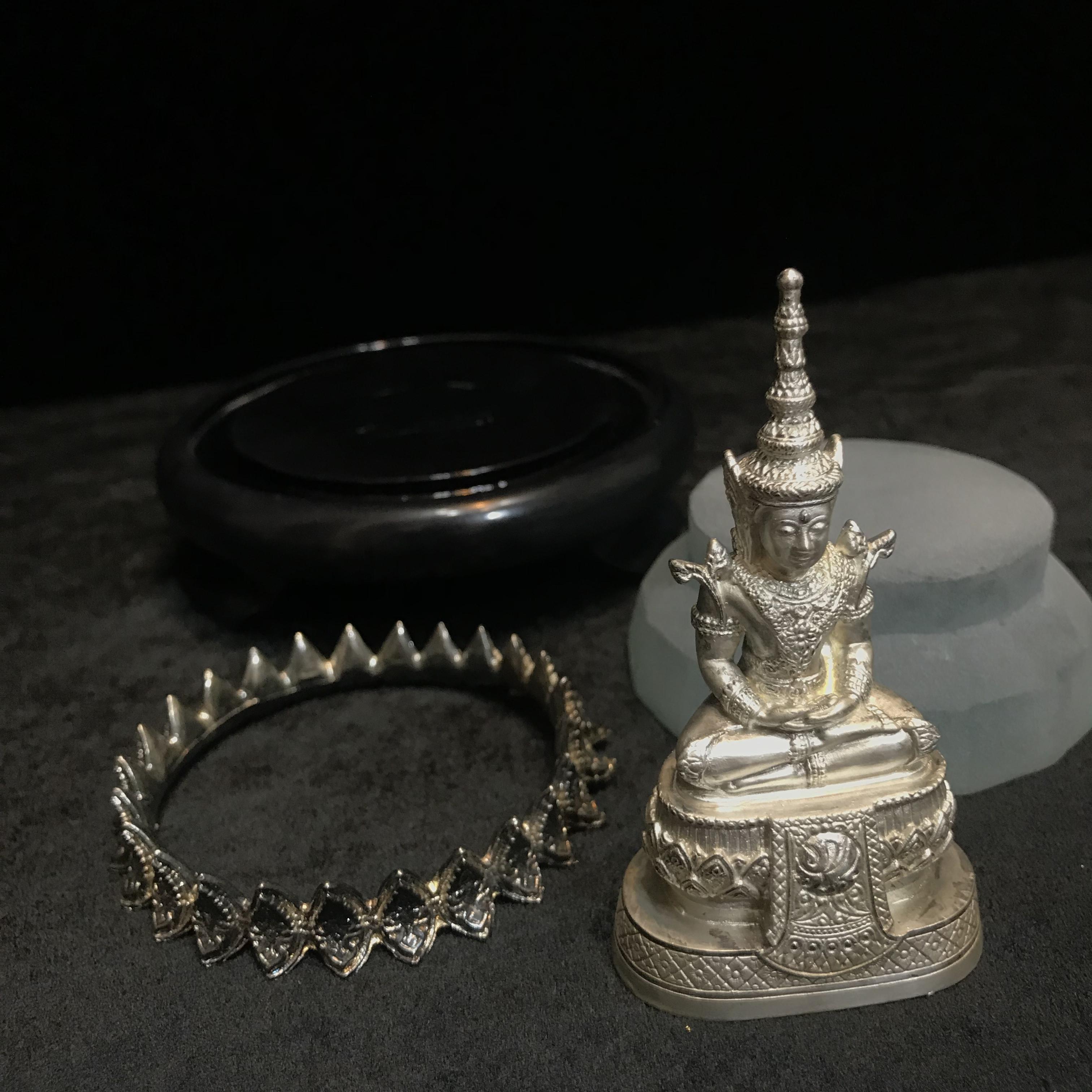 พระแก้วมรกต ภปร.(รุ่นแรก) ปี2545 รุ่นฉลองกรุงรัตนโกสินทร์ครบ 220 ปี หล่อลอยองค์ เนื้อเงิน ขนาดบูชา 50*90 มม. พร้อมฐานวางครอบแก้วเดิม(สวยงามและหายากมาก)