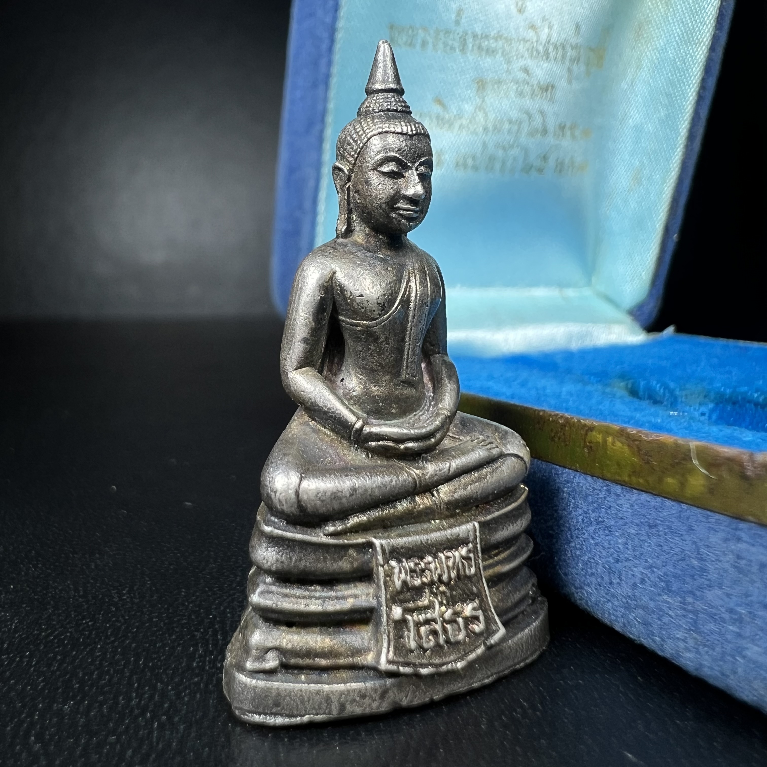 หลวงพ่อพระพุทธโสธร รุ่น ญสส. ปี 2533 พิมพ์ใหญ่เนื้อเงินผสมชนวน ผิวเดิมสวยเข้มขลังพร้อมกล่องบรรจุเดิมครบ(สมเด็จพระญาณสังวร สมเด็จพระสังฆราช เสด็จเป็นองค์ประธานเททอง)พระดีพิธีใหญ่ชนวนมวลสารเข้มขลังและเป็นอีกหนึ่งผลงานของนายช่างเกษม มงคลเจริญ งดงามทรงคุณค่า